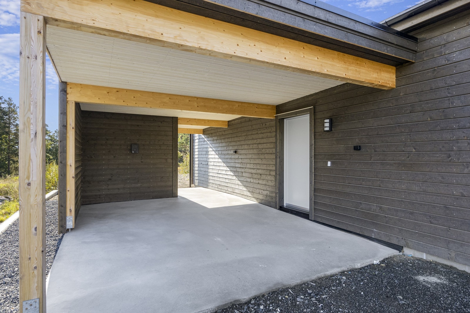 Carporten med elbillader og usiolert bod. Galleribilde