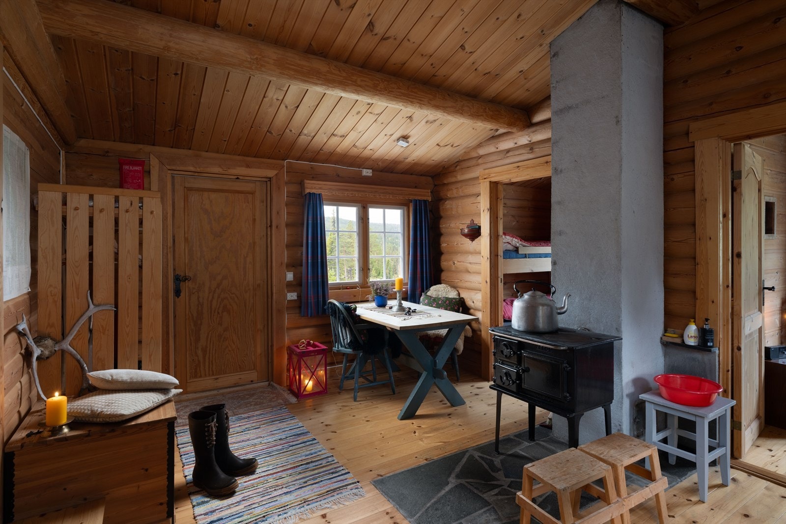 Hytta har entré/gang, stue, kjøkken, tre soverom og et rom med vaskeservant. Galleribilde