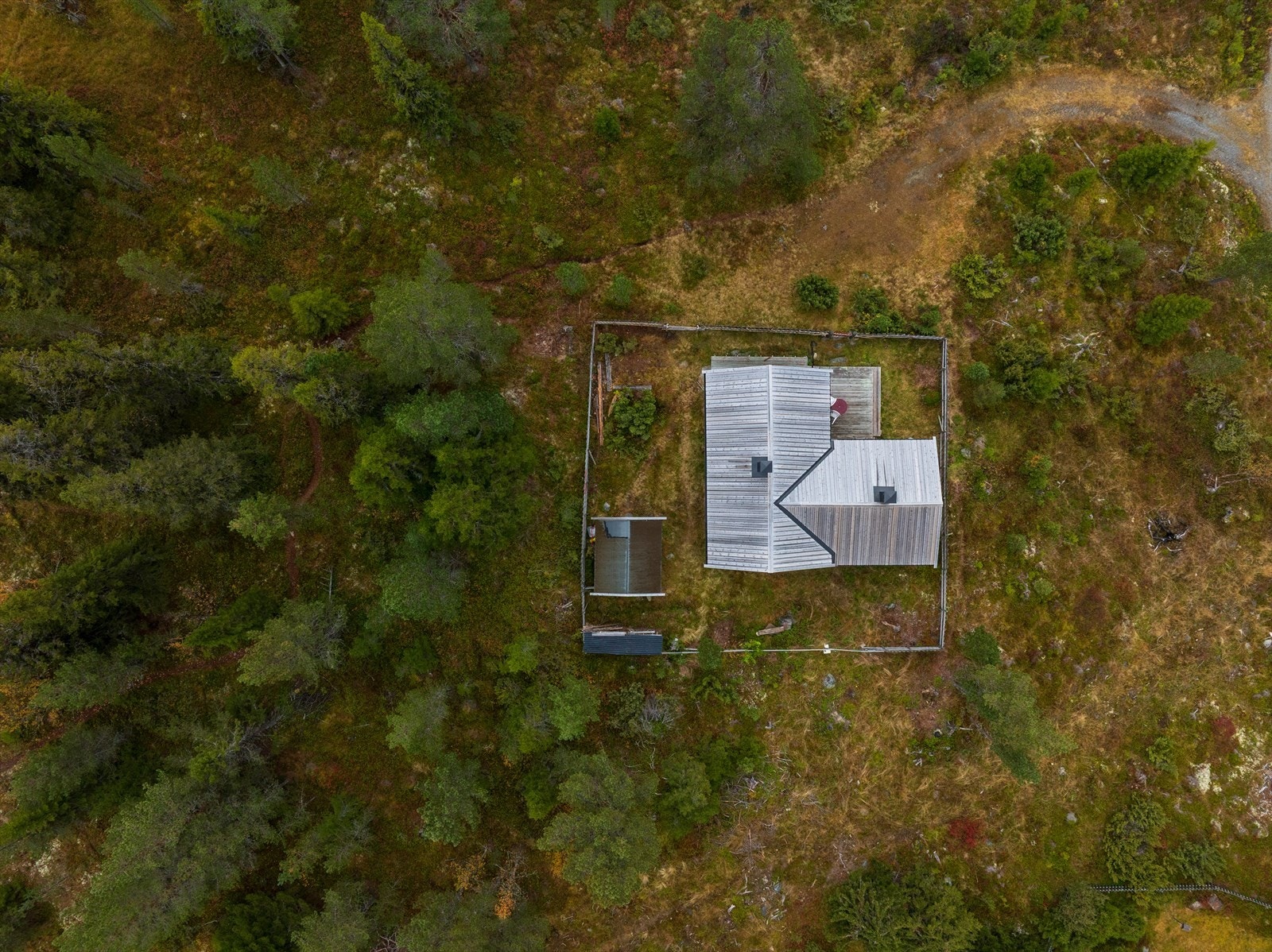 Tomta er i skylddelingsdokument fra 1969 er skissert som et rektangel med kortsiden mot (men ikke inntil) veien, og med sider 30x50 meter som gir areal ca. 1 500 m2 Galleribilde