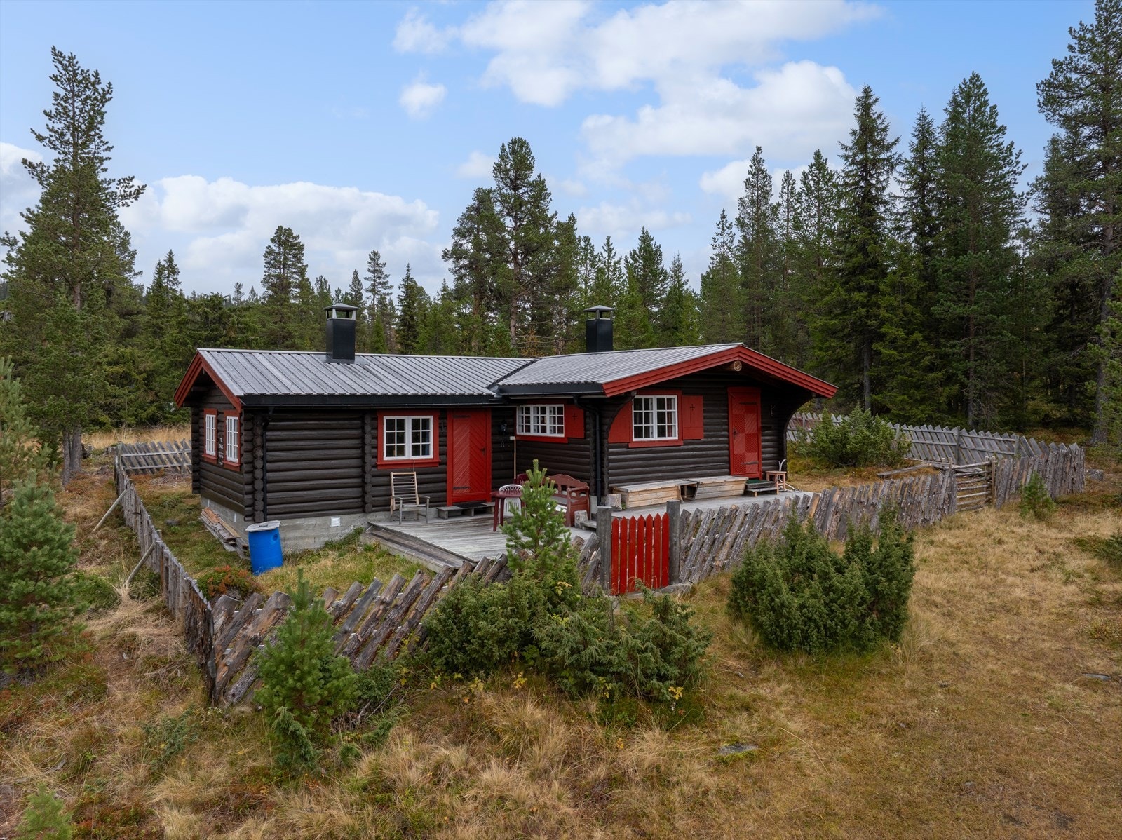 Hytta har et bruksareal på 75 m² og inneholder blant annet tre soverom, stue, kjøkken og et enkelt vaskerom med servant. Galleribilde