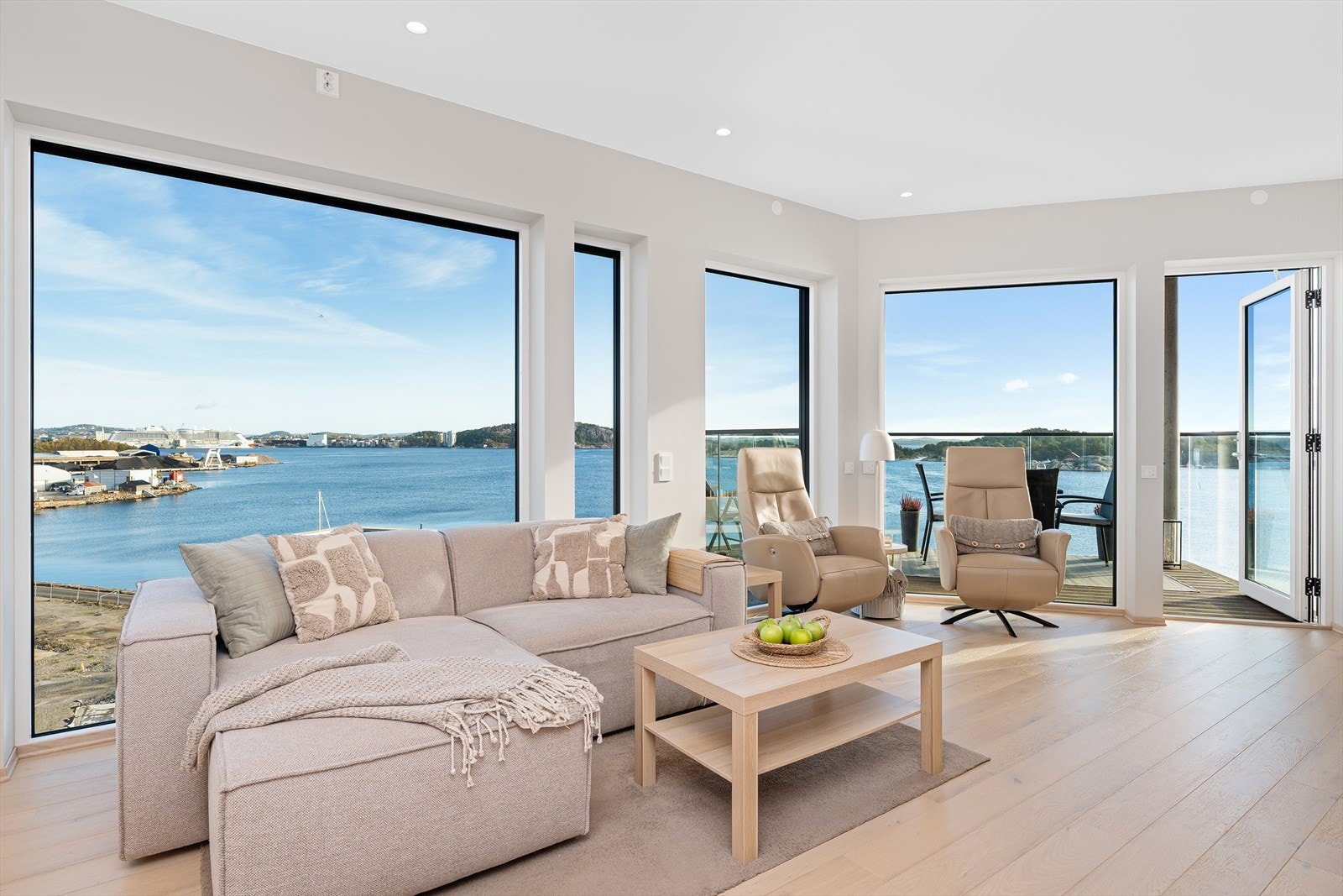 Når du kommer på visning, legg merke til den gode takhøyde som er i denne etasjen. Her er takhøyden målt til generøse 270 cm. Galleribilde