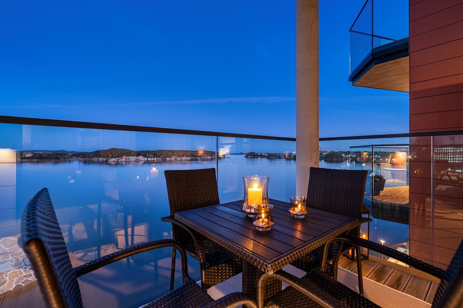 Nåværende eiere har satt spesielt pris på utsikten som er vakker både dag og natt. Når kvelden kommer, sjøen blir stille og lysene blir tent er det fantastisk å sitte her å kikke utover. Galleribilde