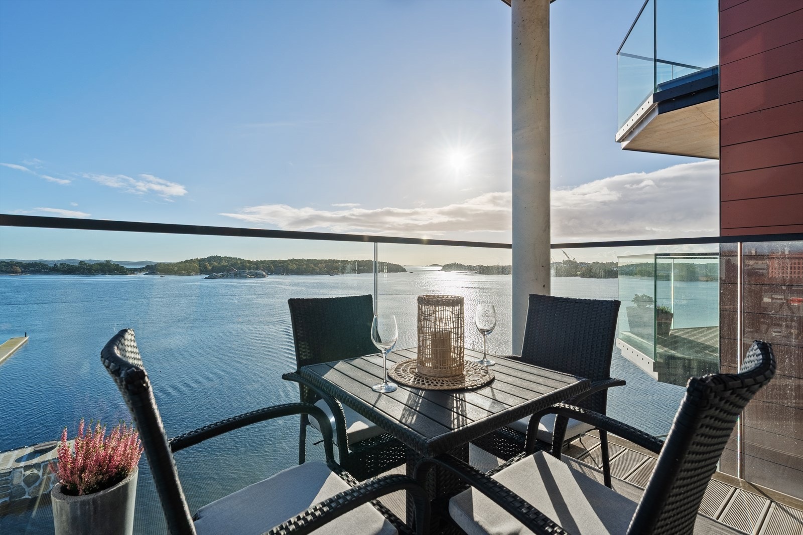 Leiligheten kan friste med en sjøfrontbalkong hvor du har vidunderlig sjøutsikt! Du ser mot Bragdøya, Grønningen Fyr, samt mot Odderøya og innseilingen til Kristiansand. Galleribilde