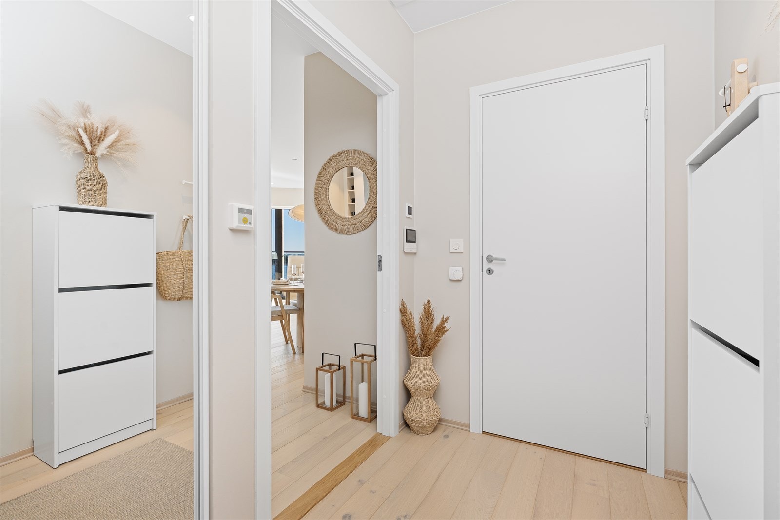 I entreen er det plass til å henge fra seg yttertøy og sko. Speilet bidrar til å øke romfølelsen og du kan skimte utsikten fra stuen i det du kommer hjem. Galleribilde