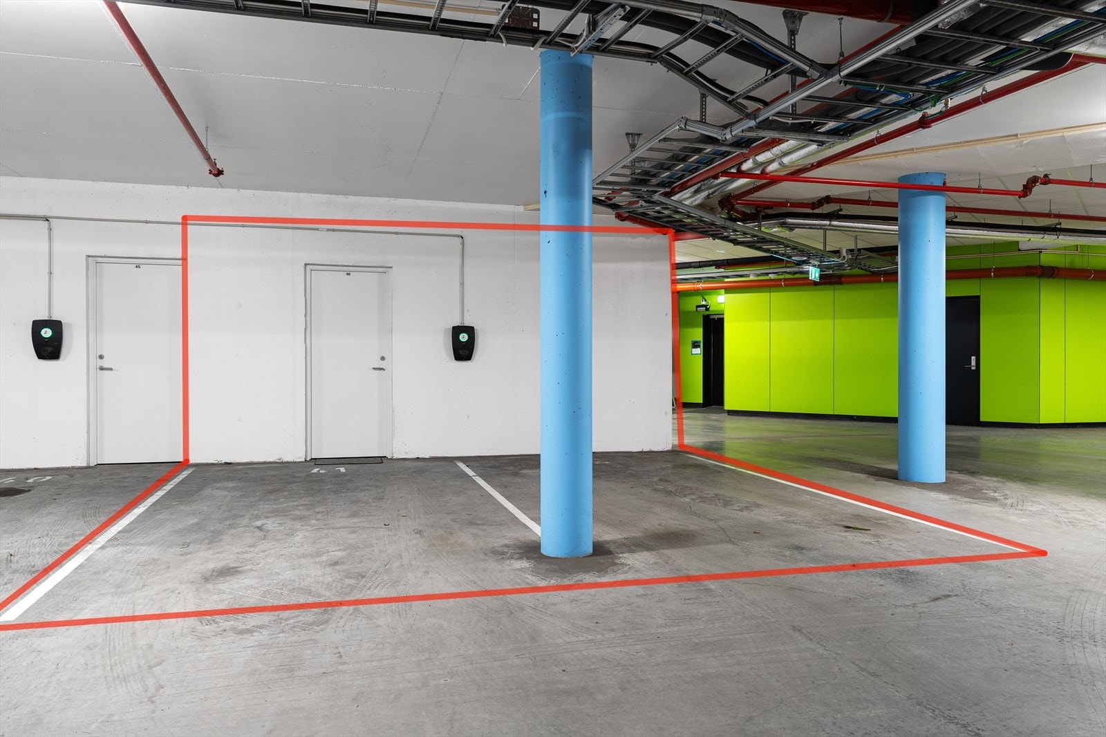 I byggets underetasje finner du 2 stk. parkeringsplasser som tilhører aktuell leilighet. Det er satt opp el-bil lader mot midten slik at du kan lade fra begge parkeringsplassene. Ekstern bod bak den ene parkeringsplassen er målt til ca 7 kvm. Galleribilde