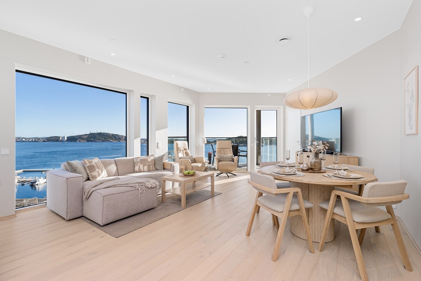 Velkommen til en delikat og svært lekkert innredet 3-roms eierleilighet med vanvittig flott utsikt! Leiligheten med de store vindusflatene og utsikt er presentert av Ina Andersen for Eiendomsmegler Norge. Galleribilde