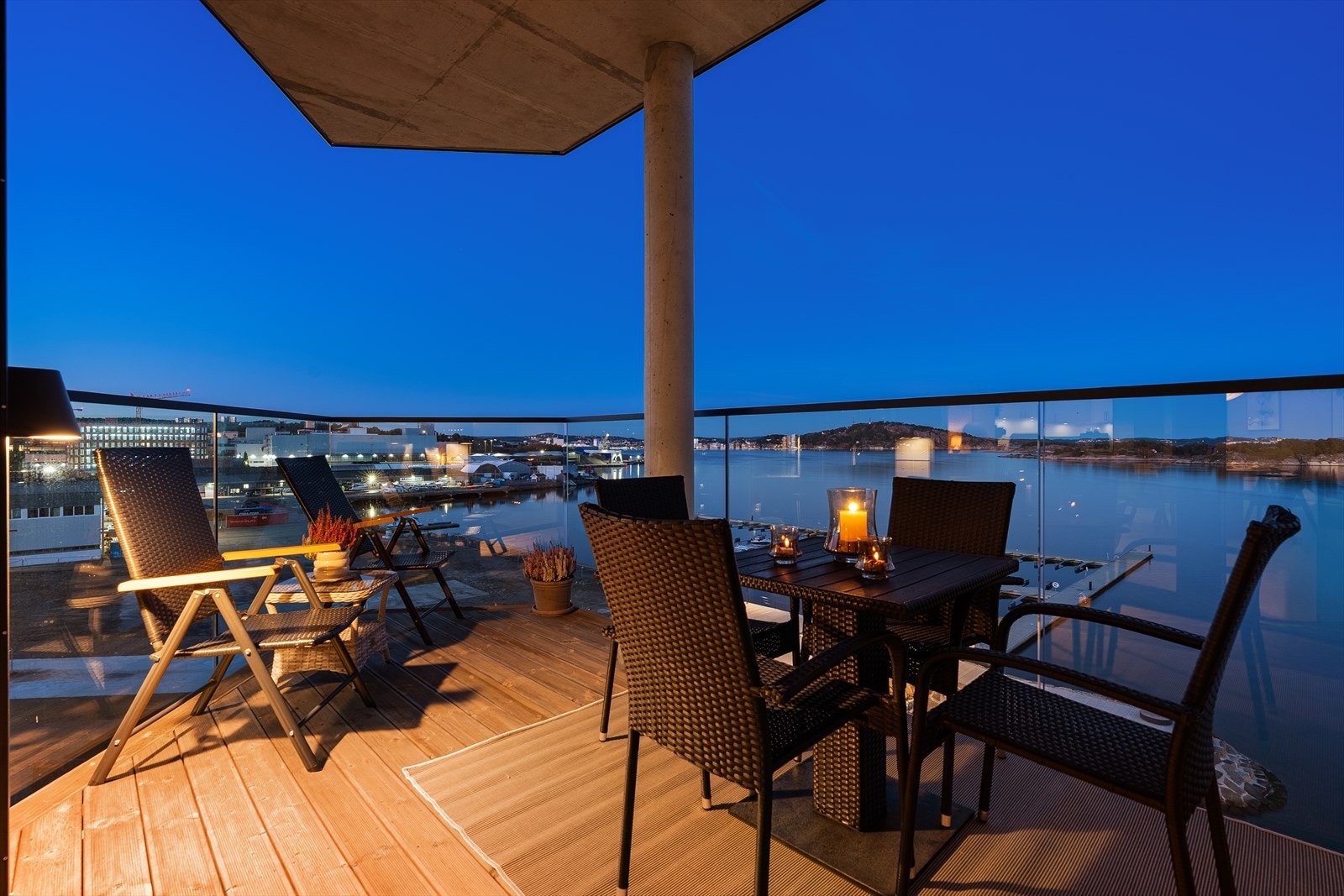 Balkongen tilhørende aktuell leilighet er på ca 11 kvm. Den er overbygget og har glassrekkverk slik at ingen utsikt går til spille. Her sitter du skjermet for innsyn og har nydelig utsikt utover sjøen. Galleribilde