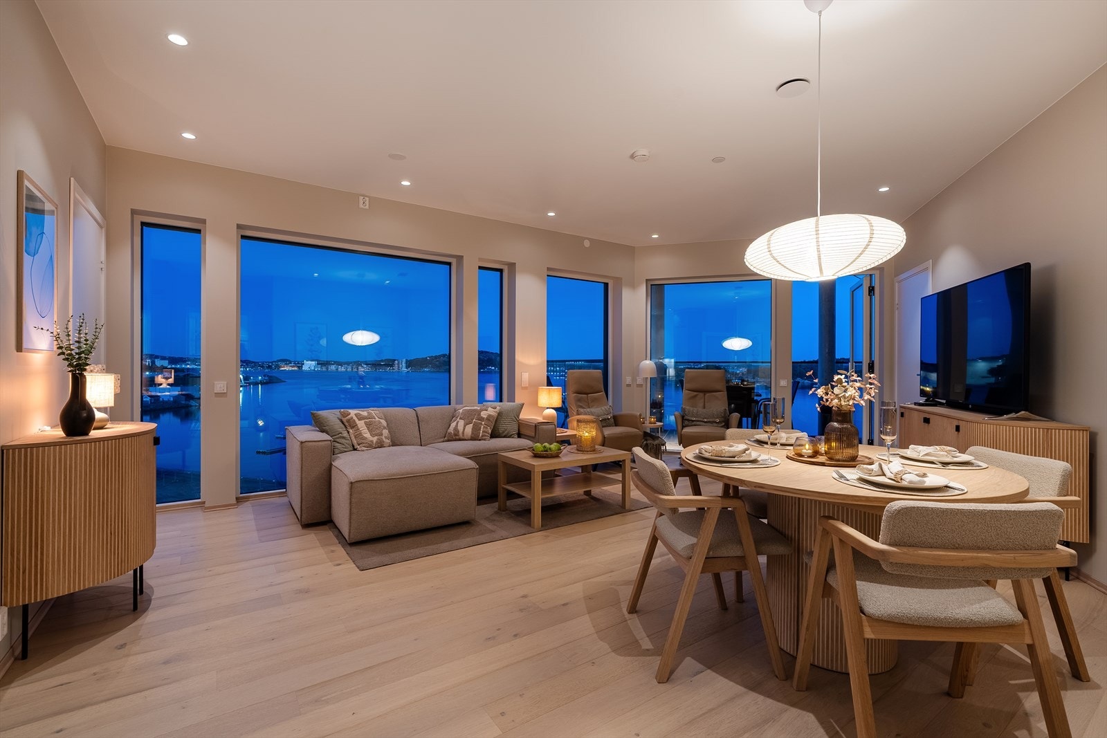 Dag som kveld er det fint å være i dette rommet. Det er downligts i himlingen, skjulte sprinkler, samt vannbåren gulvvarme. Galleribilde