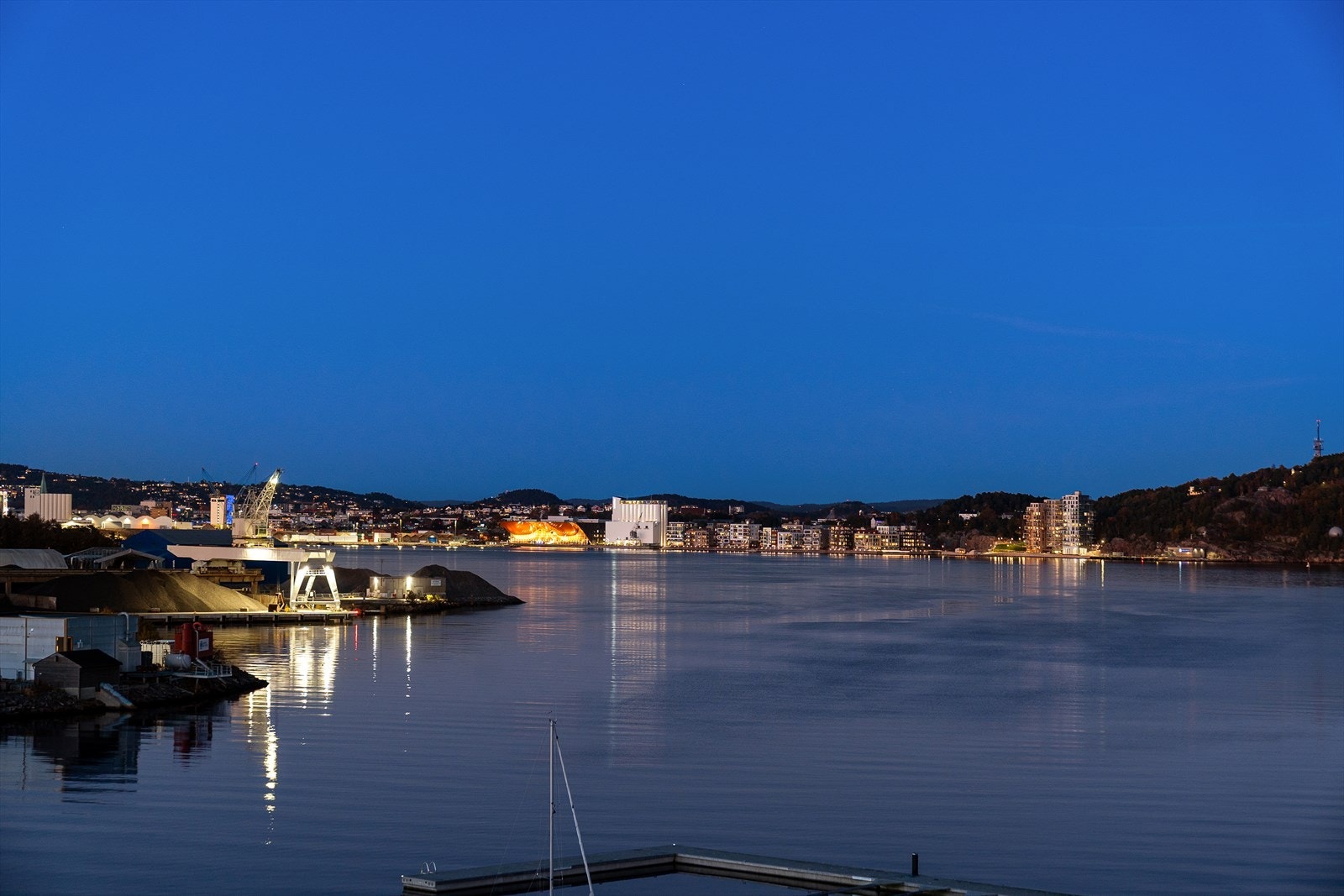 Det er flott å følge med på vær og naturen som utspiller seg med nydelig soloppganger og nedganger, hvordan himmelen forandrer farge. Det å se lysene tennes i Kanalbyen og sentrum forøvrig. Galleribilde