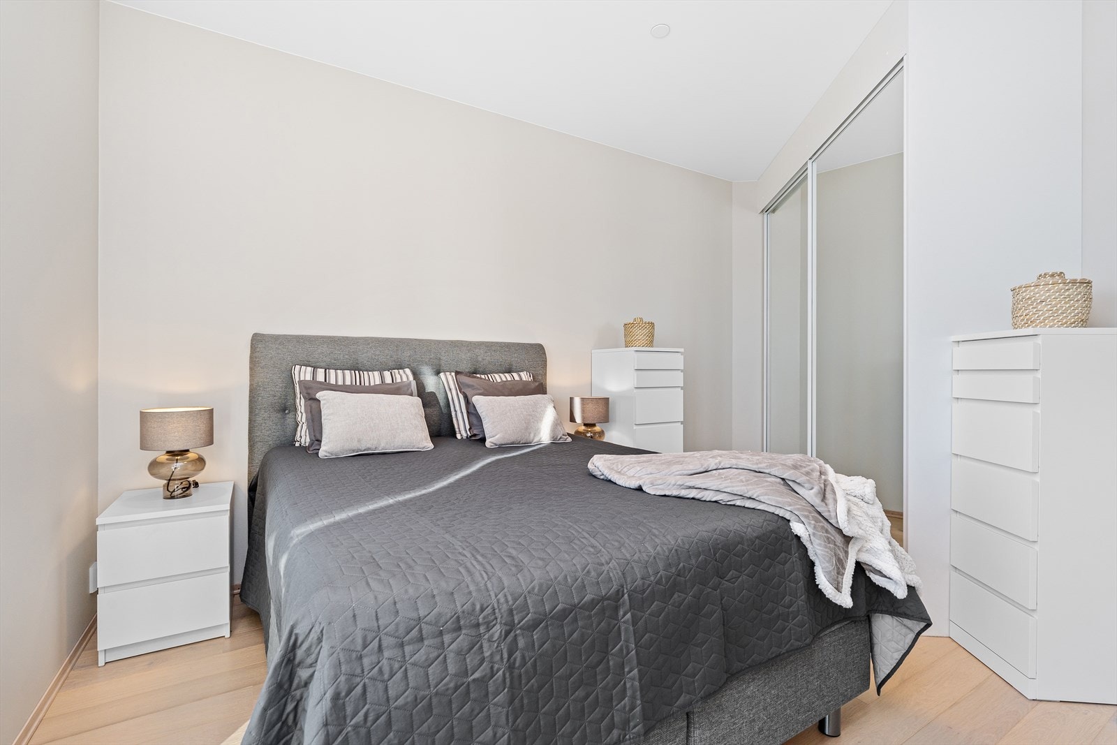 Hovedsoverommet er av god størrelse med plass til dobbeltseng med tilhørende nattbord på begge sider, samt en skyvedørsgarderobe med god oppbevaringsplass. Galleribilde