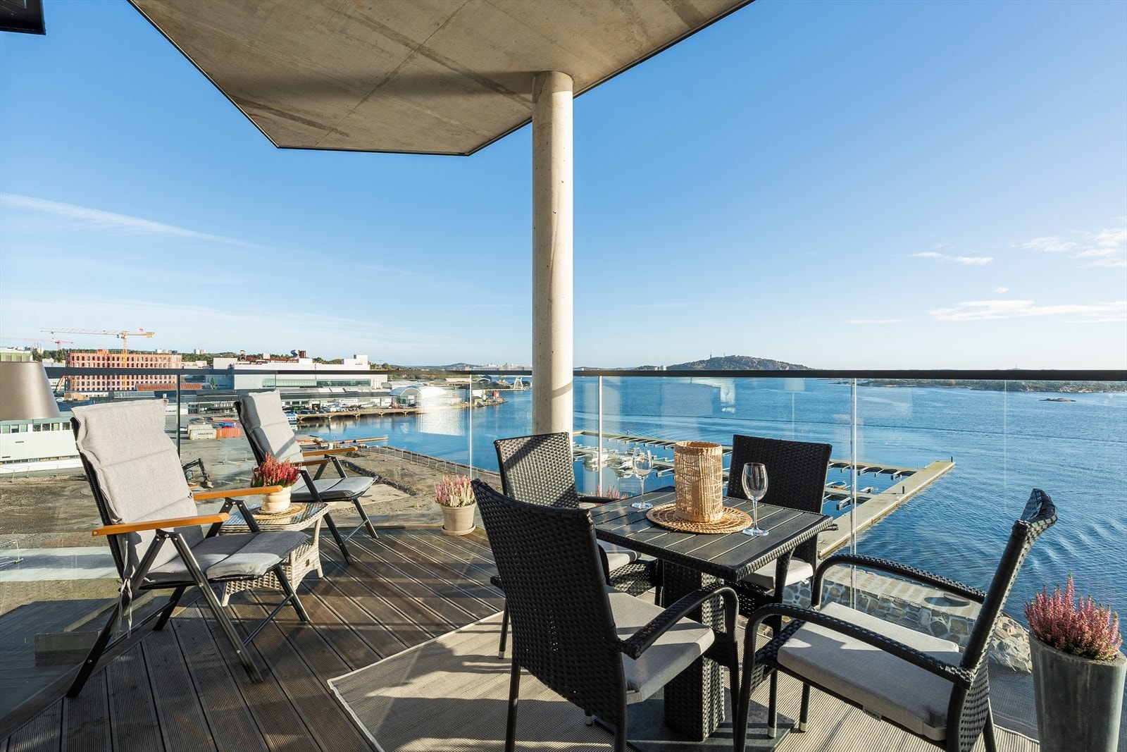 På balkongen har du plass til en sittegruppe eller to om ønskelig. Galleribilde