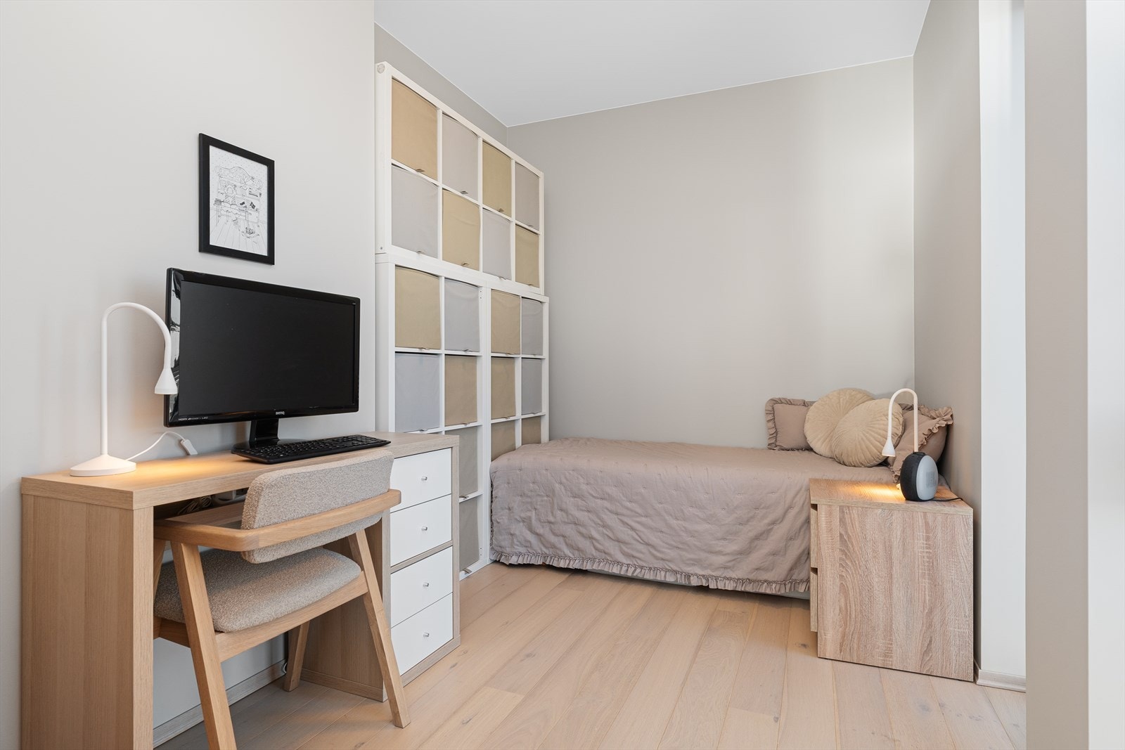 Her er takhøyden utnyttet hvor nåværende eiere har god lagringsplass i innhukket, men likevel plass til både en enkeltseng eller en dobbeltseng om ønskelig. Galleribilde