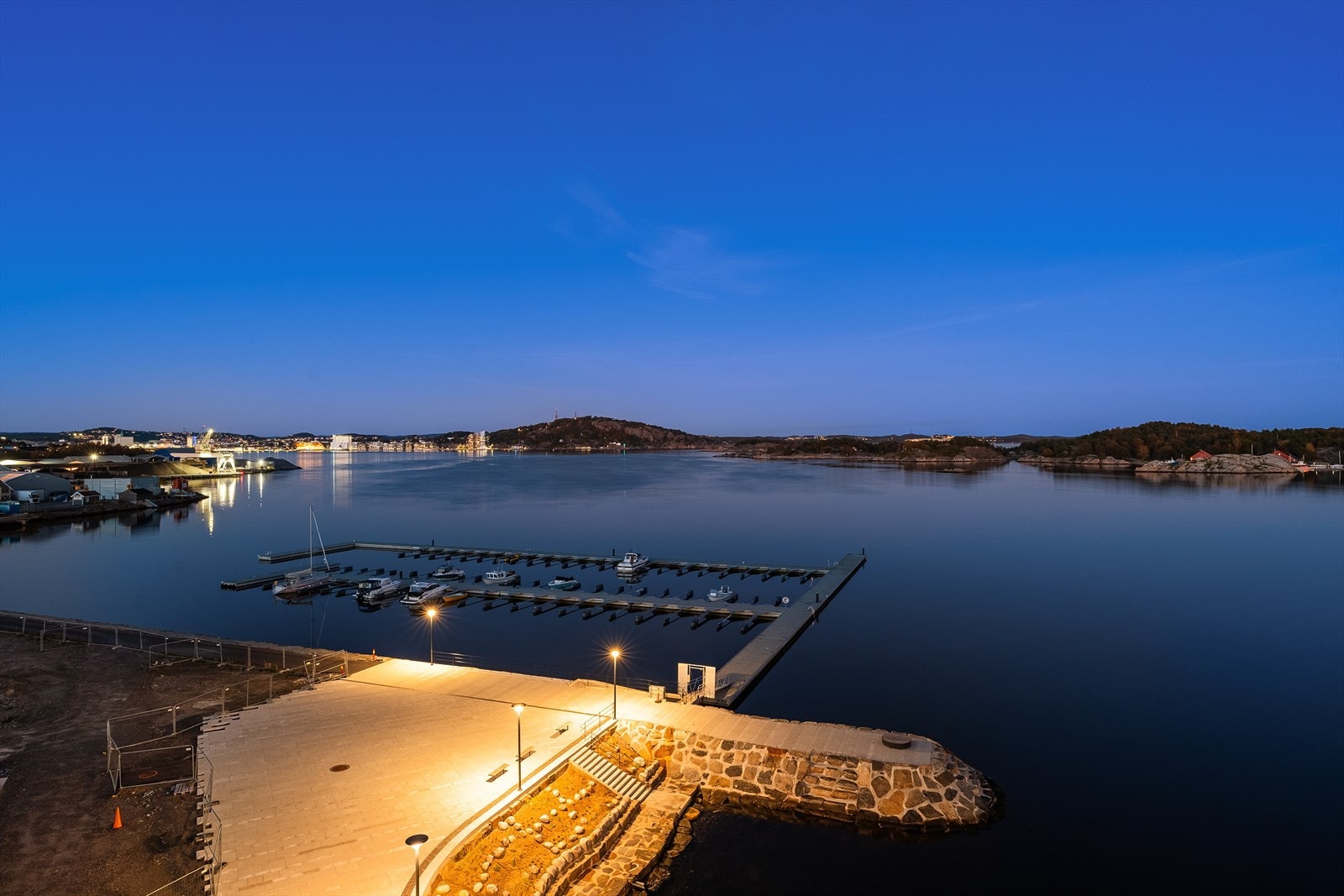 Like nedenfor finnes nærmeste båthavn, hvor det fortsatt er ledige båtplasser. Konferer med eiendomsmegler for ytterligere informasjon. Galleribilde