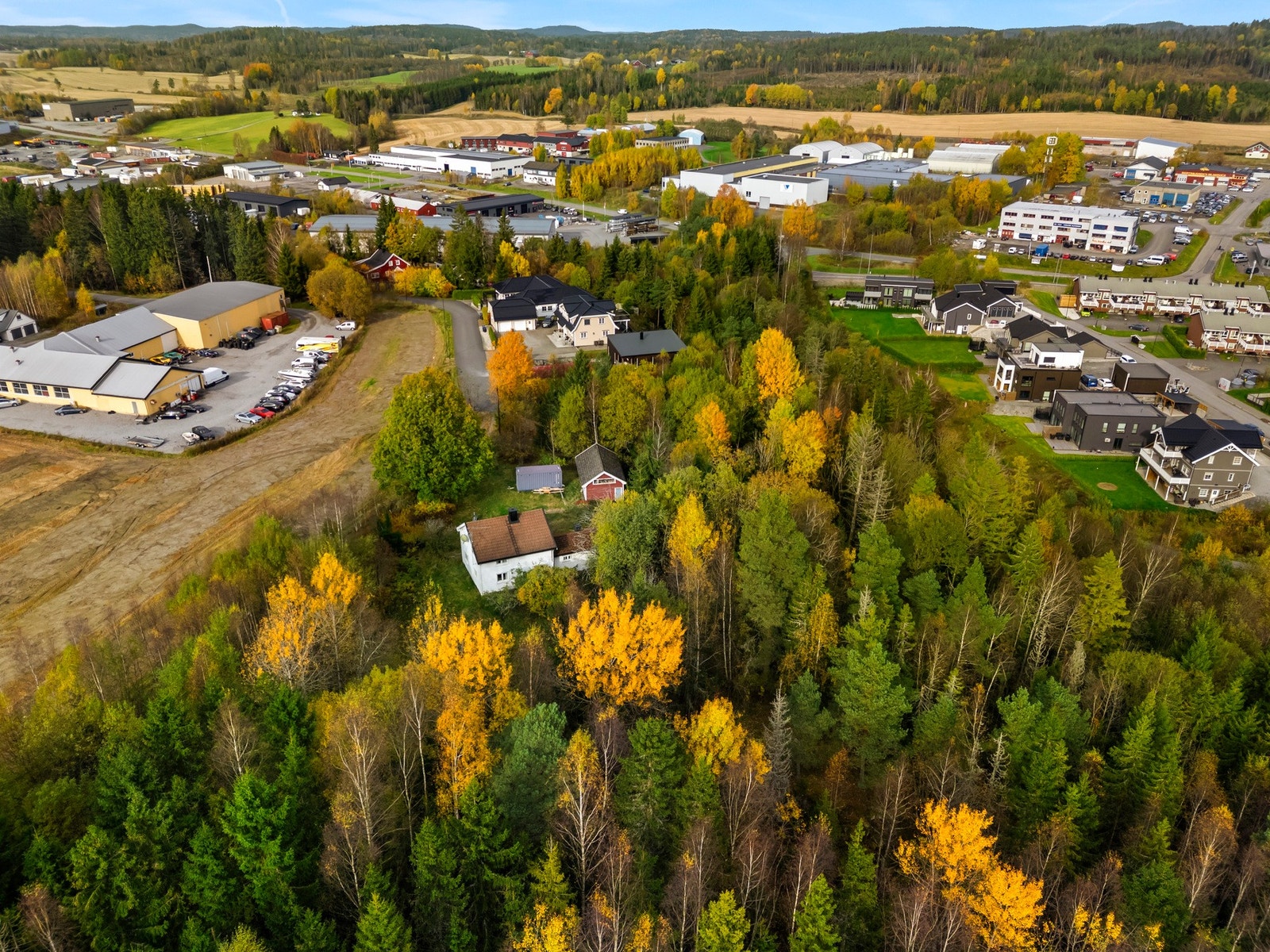 Gjeldende reguleringsbestemmelser gir en utnyttelsesgrad (BYA) på 30 %, og tillater to boenheter per tomt. Galleribilde