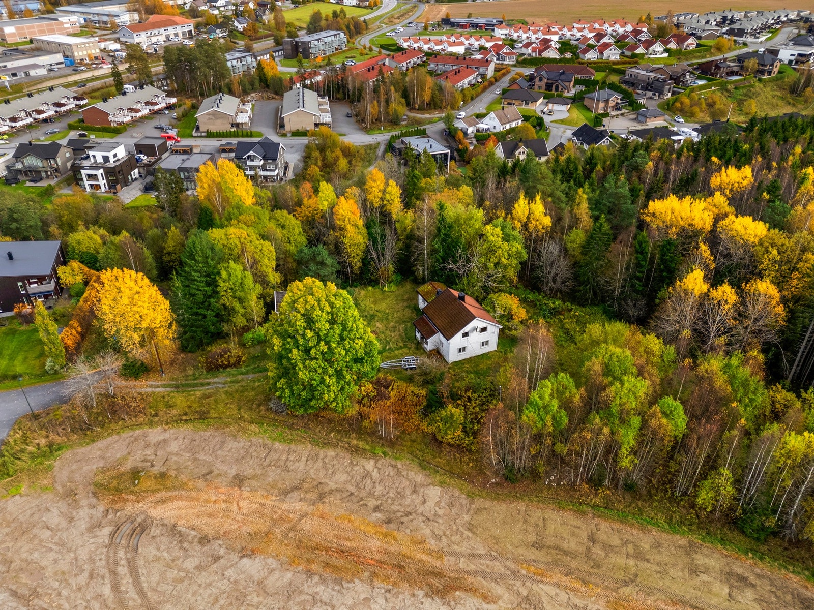 Eiendommen ligger sentralt med gangavstand til sentrumsfunksjoner. Galleribilde