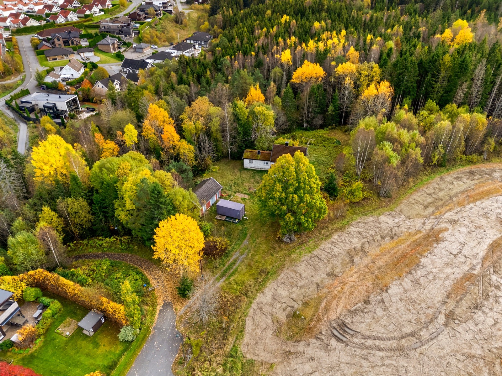 Romslig tomt på 4 501 kvm med kondemnerbar bygningsmasse gir et godt utgangspunkt for videreutvikling. Galleribilde