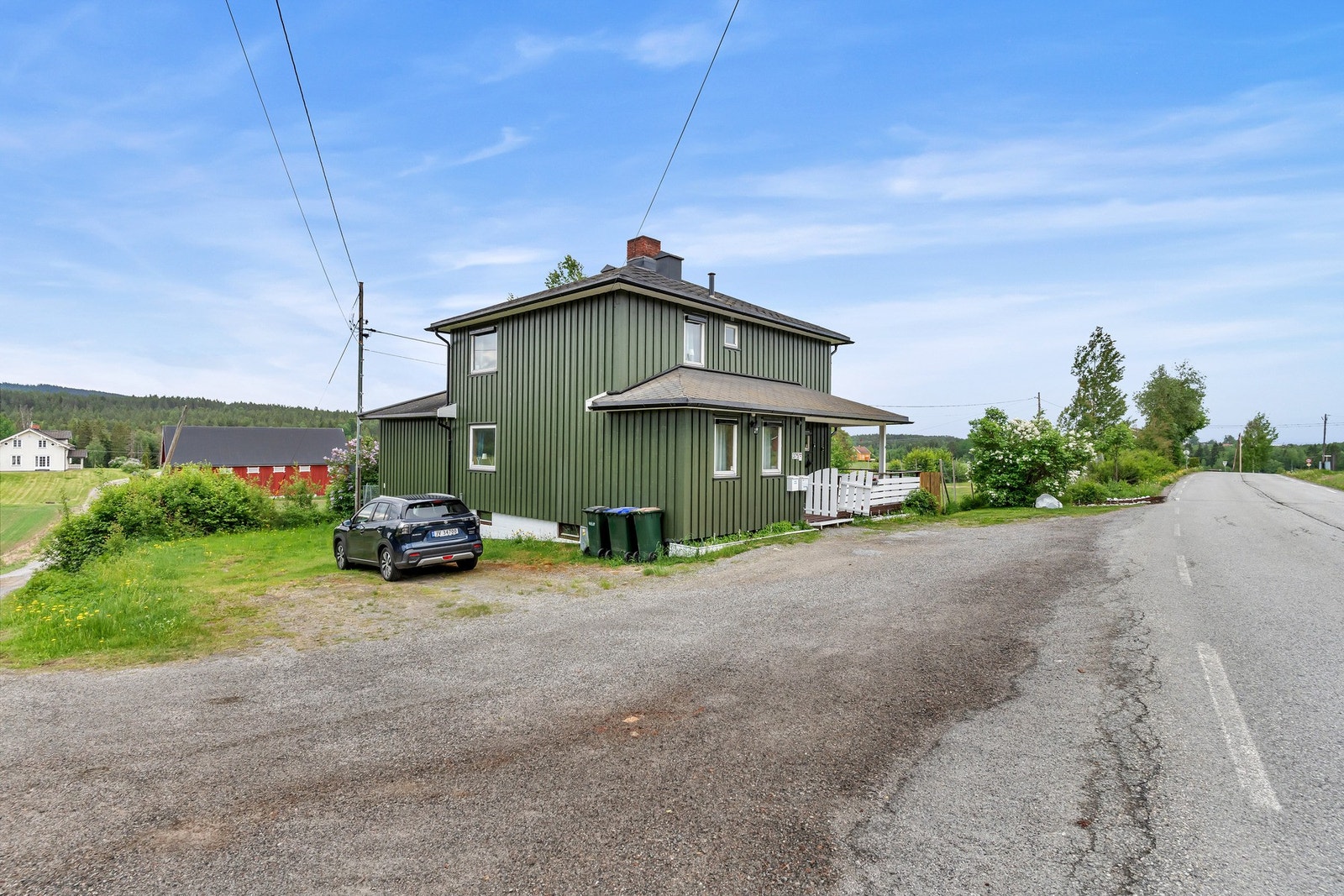 Parkering gjøres på gruset gårdsplass eller i garasjen. Galleribilde