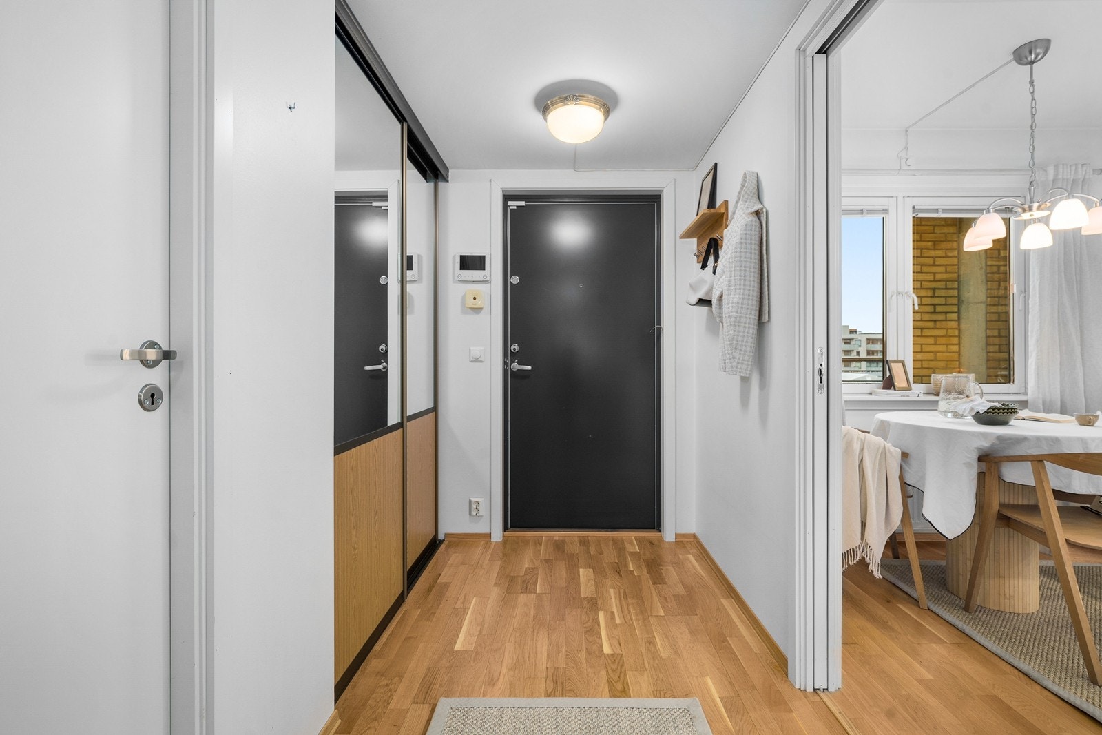 en hyggelig entre ønsker deg velkommen. Flott skyvedørsgarderobe hvor du kan henge av deg yttertøyet før du tar turen videre i ditt nye hjem. Galleribilde