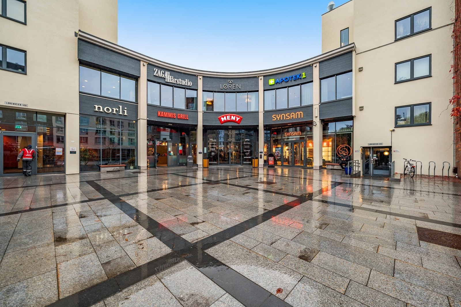 Løren torg ligger i gangavstand med blant annet Meny, Apotek1 og Synsam. Galleribilde