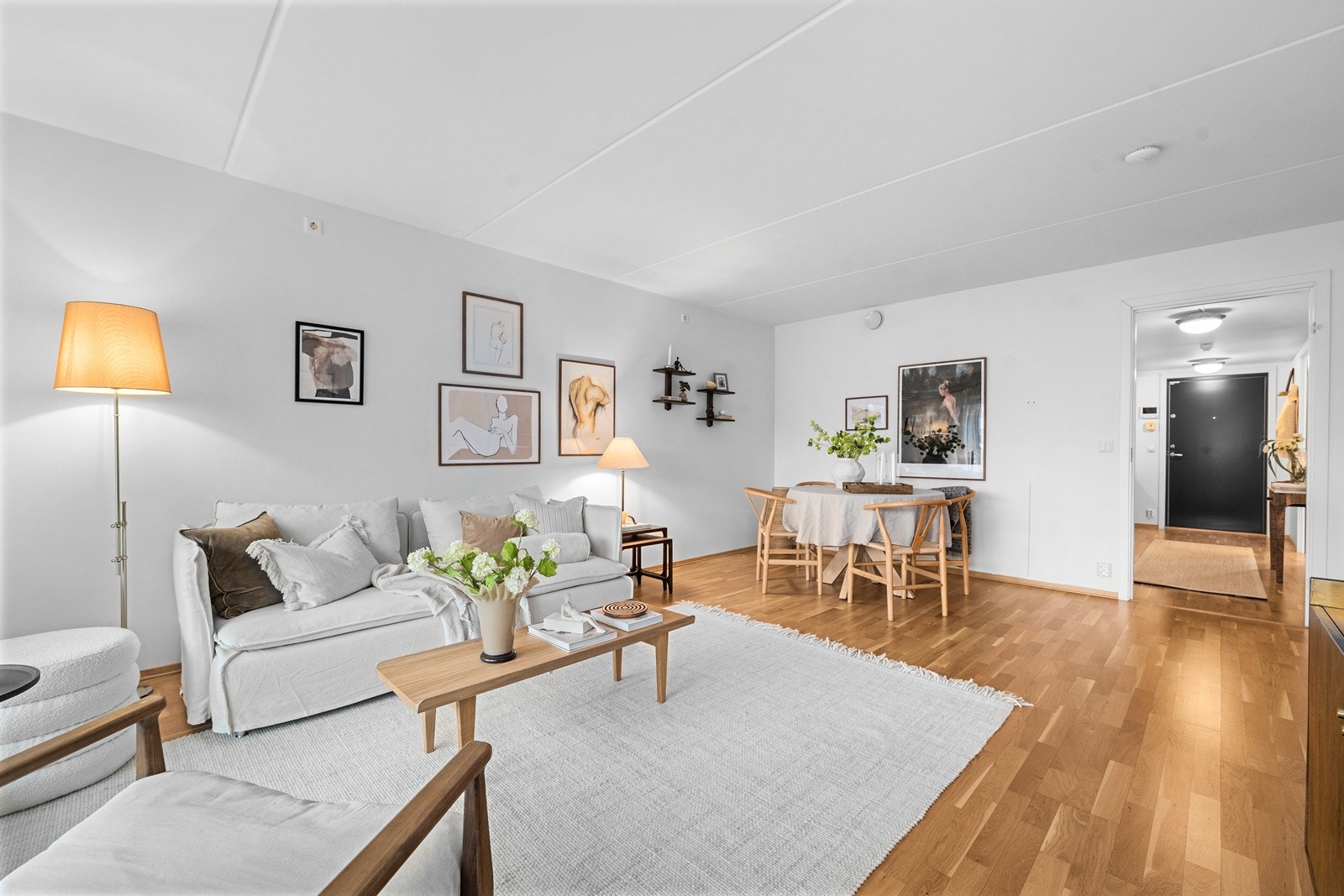 Stor og romslig stue som har god plass til både spisebord og sofamøblement. Galleribilde
