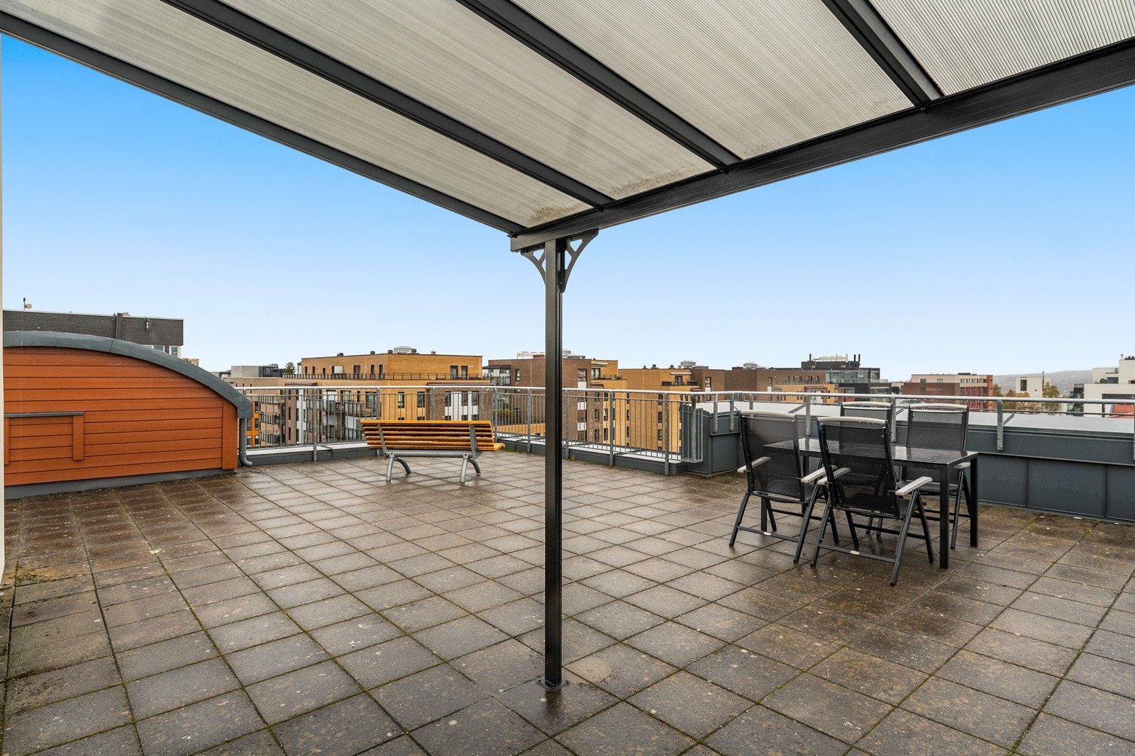 Felles takterrasse med flott utsikt over nabolaget. Adkomst til takterrassen i 5. etasje er via heis eller trapp. Galleribilde