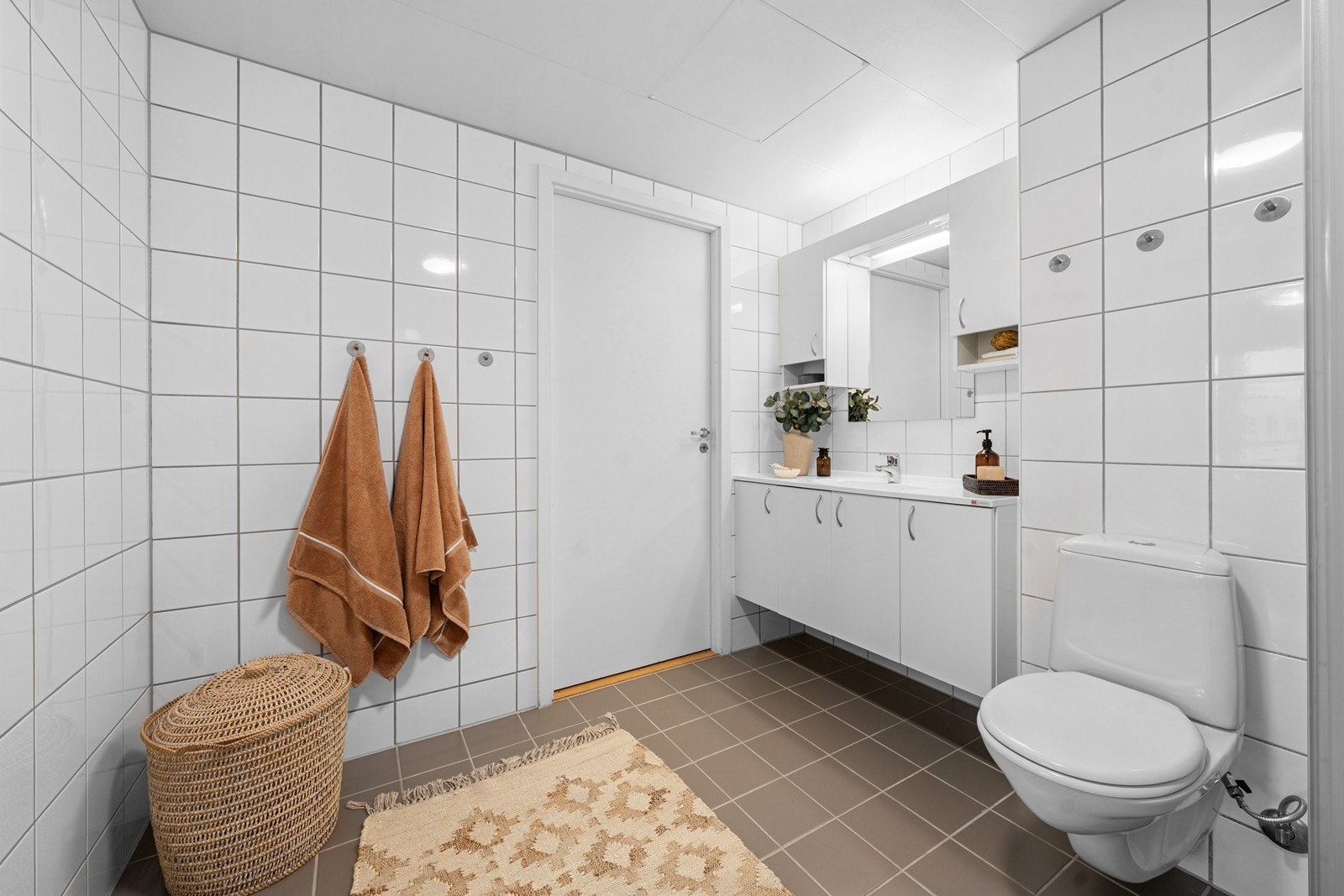 Vegghengt toalett. Det er opplegg for vaskemaskin Galleribilde