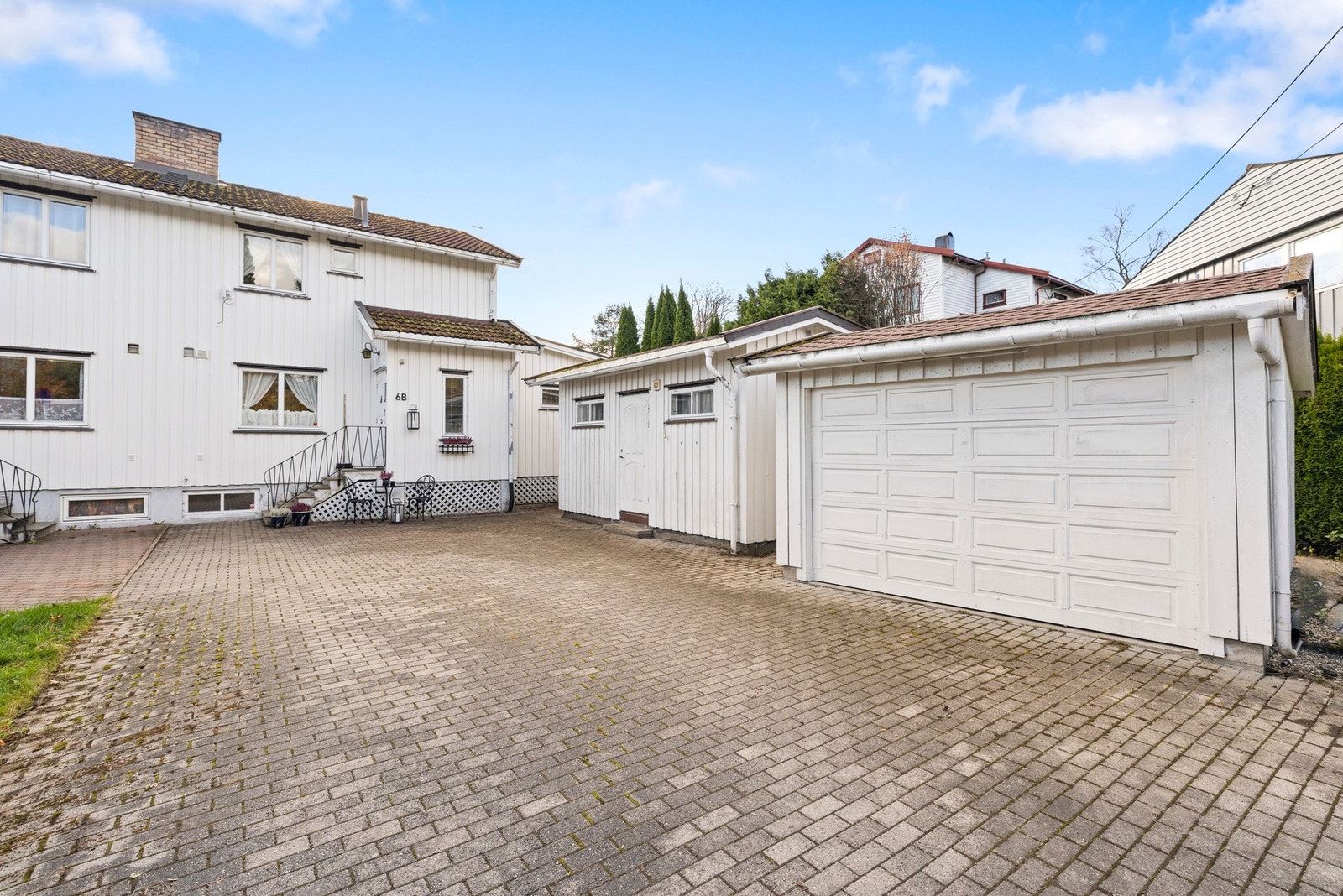 Boligen har parkering i en romslig garasje på 18 kvm, samt plass til flere biler på gårdsplassen Galleribilde