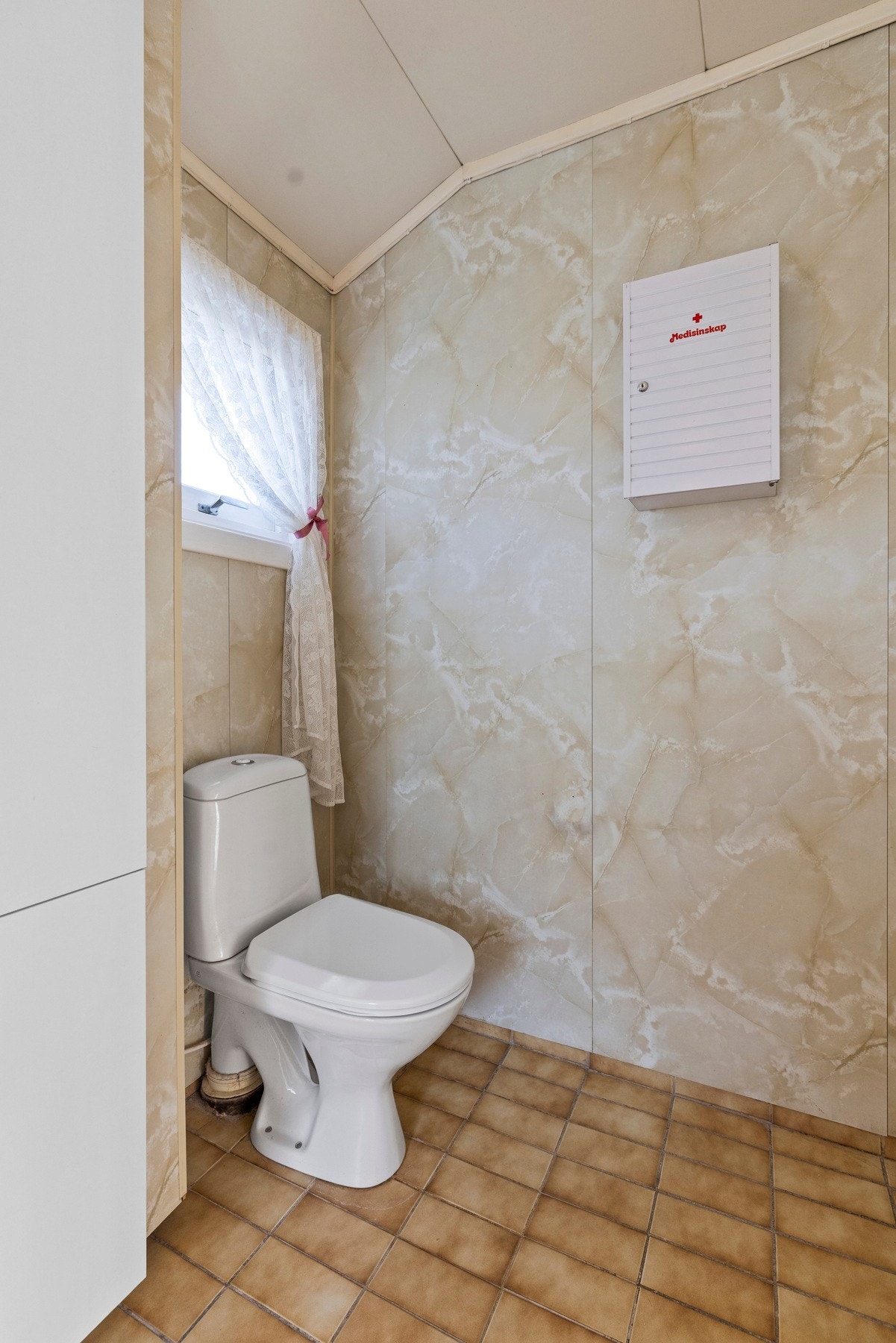 Rommet er utstyrt med servant med slette fronter, gulvstående toalett og dusjkabinett Galleribilde