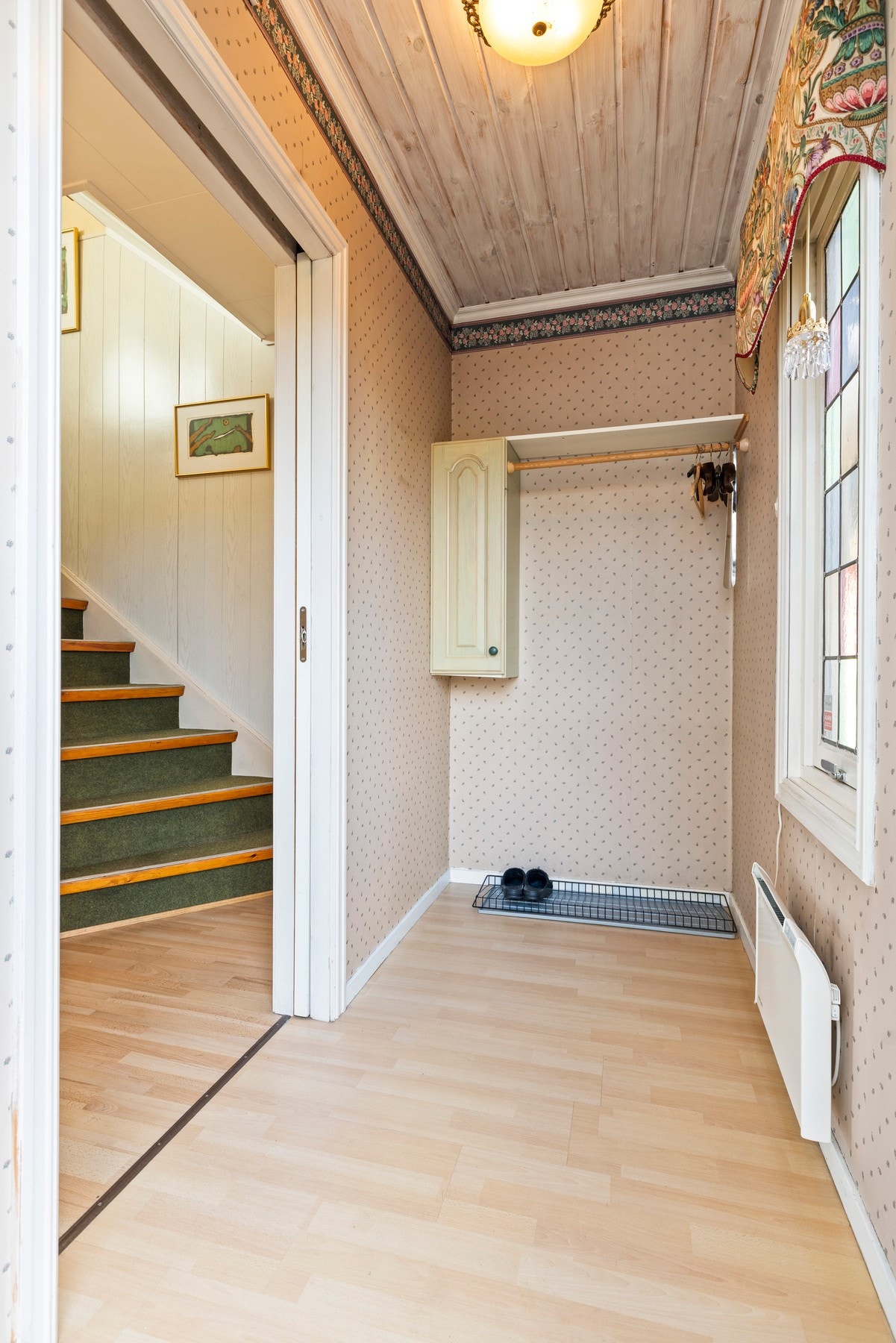 Inngangspartiet har en romslig utforming med god plass til oppbevaring av yttertøy og sko Galleribilde