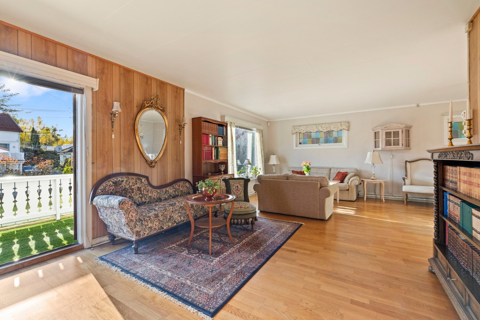 Stuen har en romhøyde på 2,45 meter og gir deg gode muligheter for fleksibel møblering Galleribilde