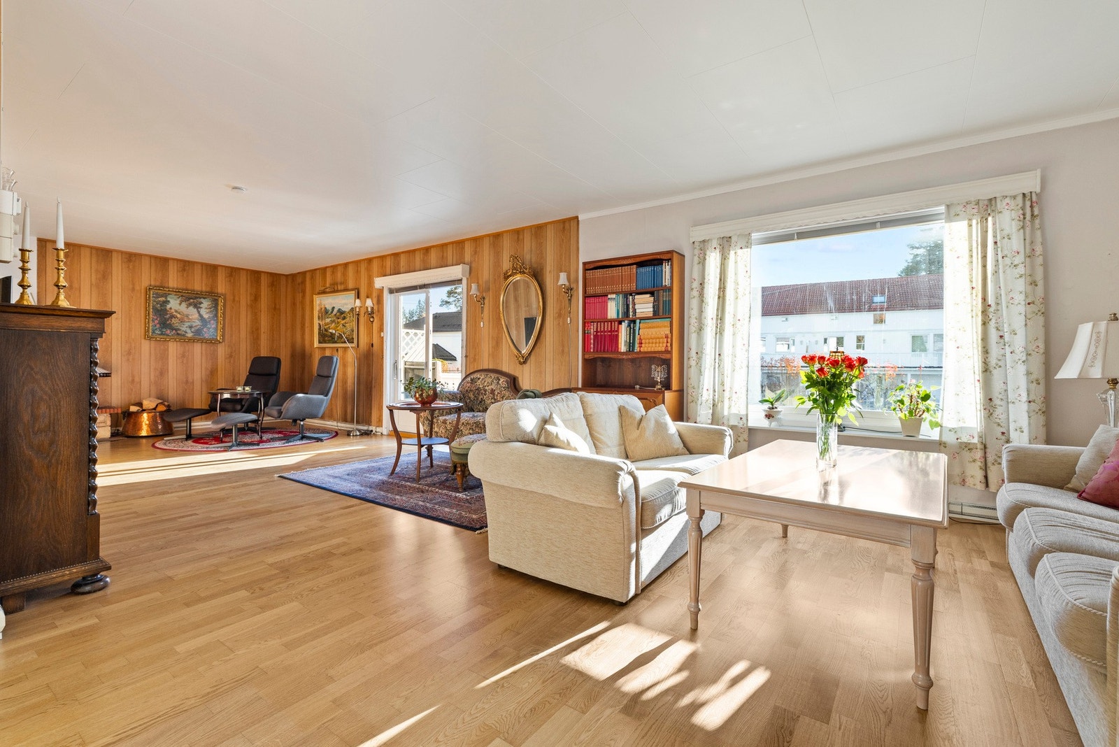 De store vinduene sikrer godt med naturlig lys, noe som bidrar til en luftig romfølelse Galleribilde