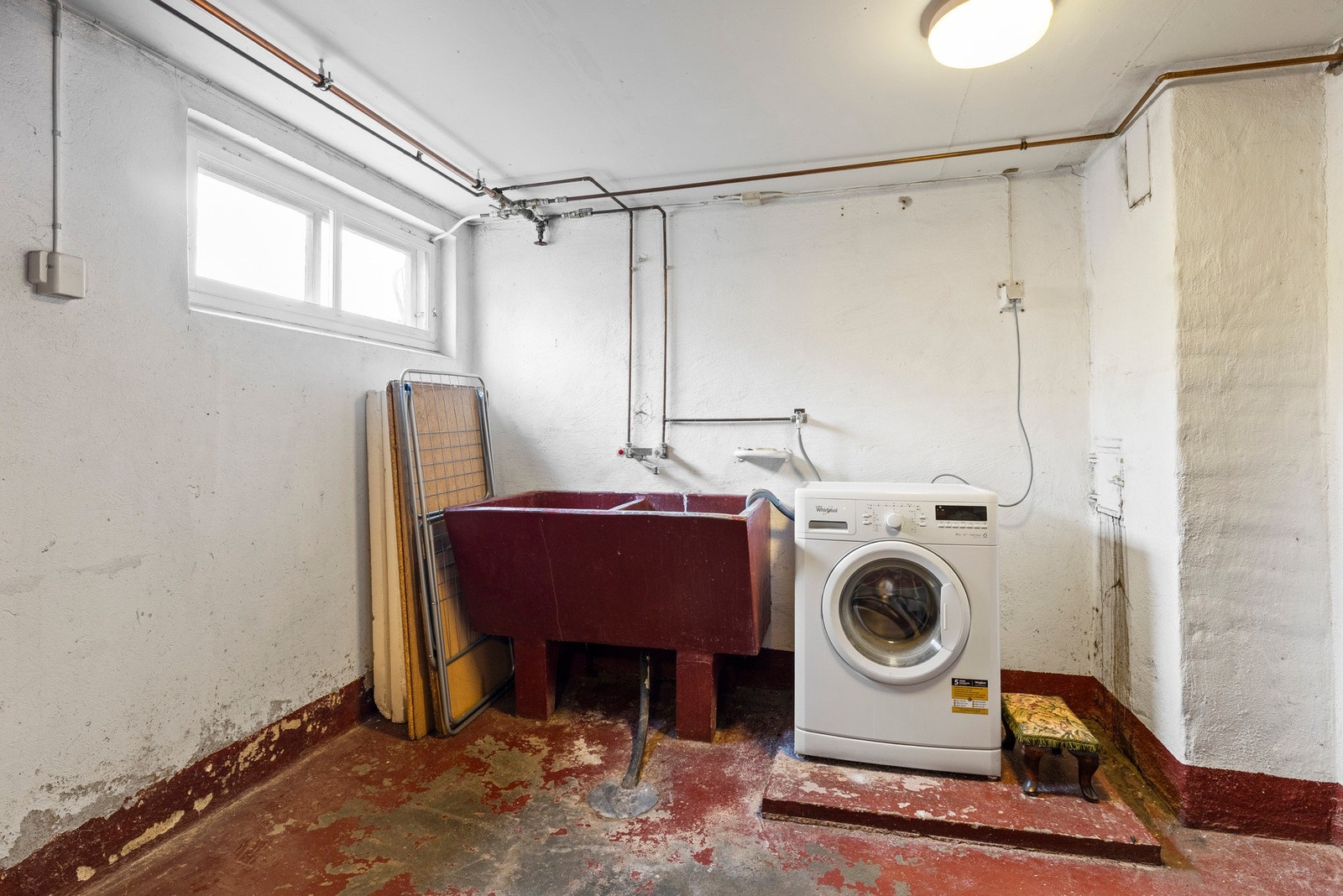 Vaskerommet er utstyrt med en helstøpt utslagsvask og opplegg for vaskemaskin Galleribilde