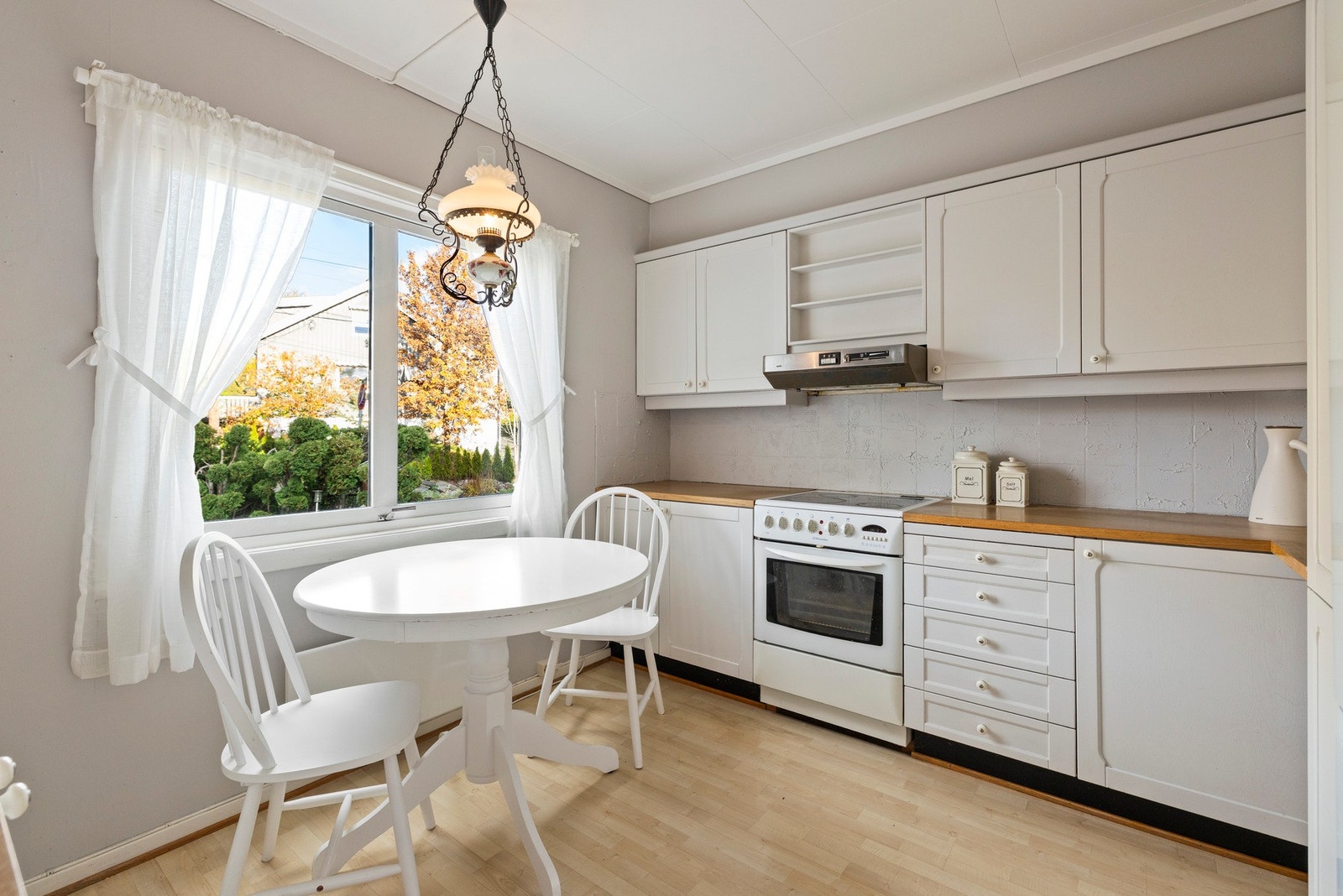 Kjøkkenet har en enkel og funksjonell layout Galleribilde