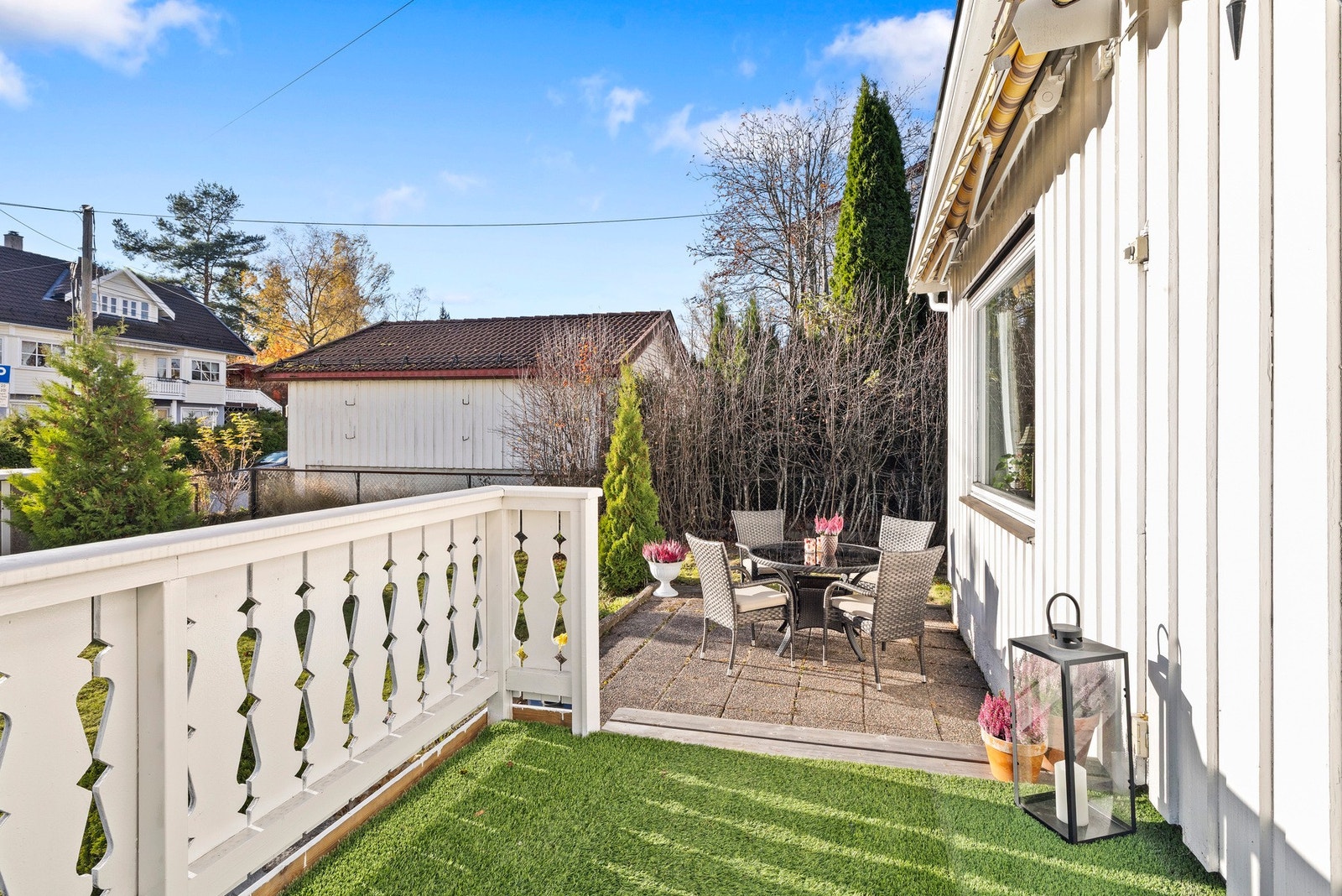 Terrassen har direkte tilgang til den flotte hagen Galleribilde