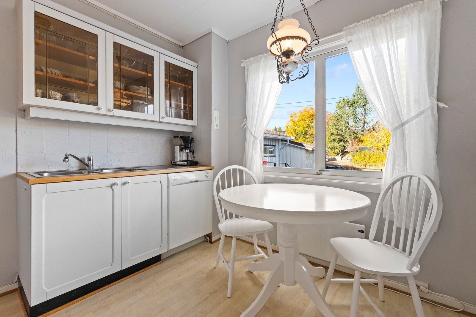 Rommet er utstyrt med frittstående hvitevarer, inkludert kjøl/frys, komfyr og oppvaskmaskin Galleribilde