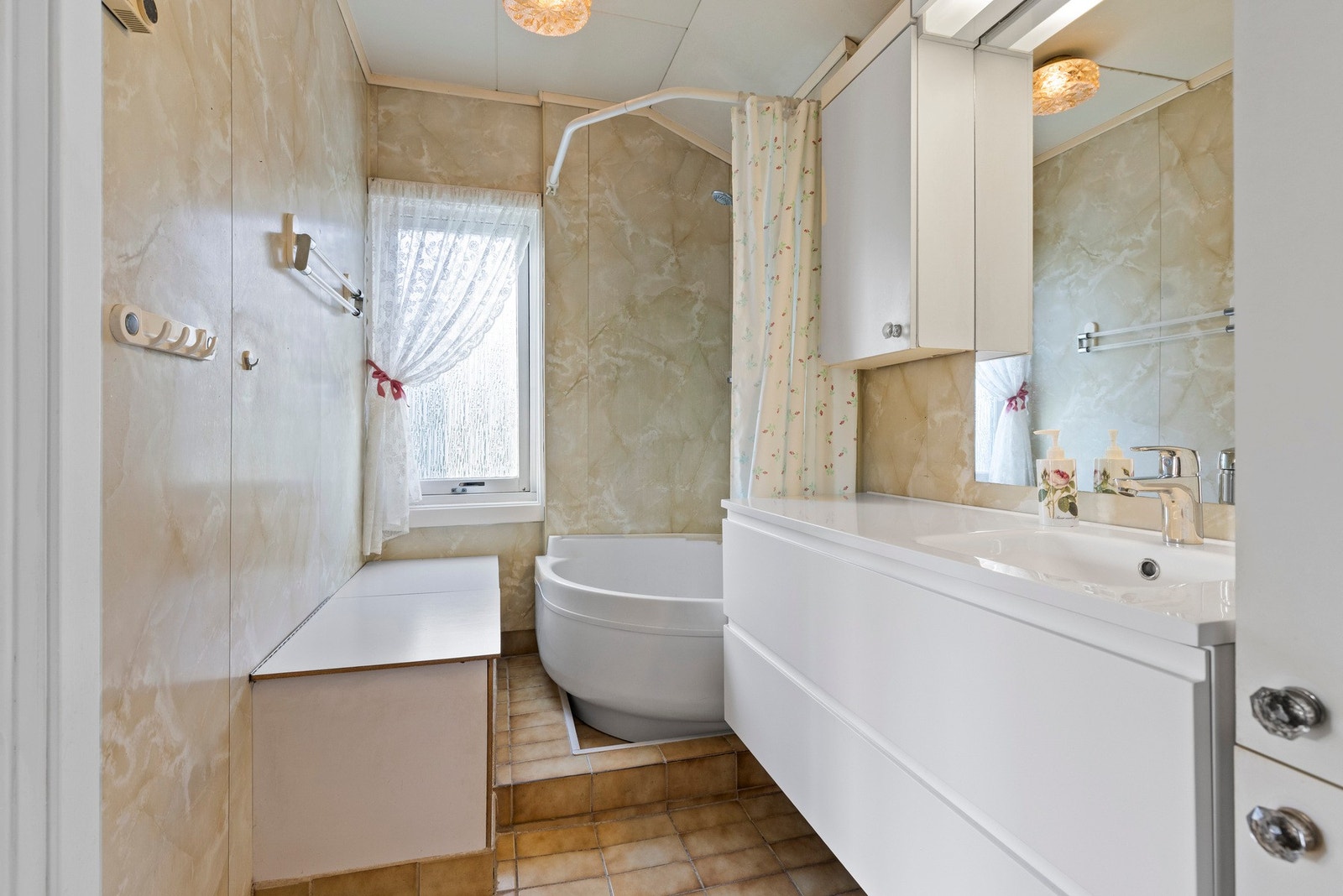 Badet har flislagt gulv med varmekabler og våtromsplater på veggene Galleribilde