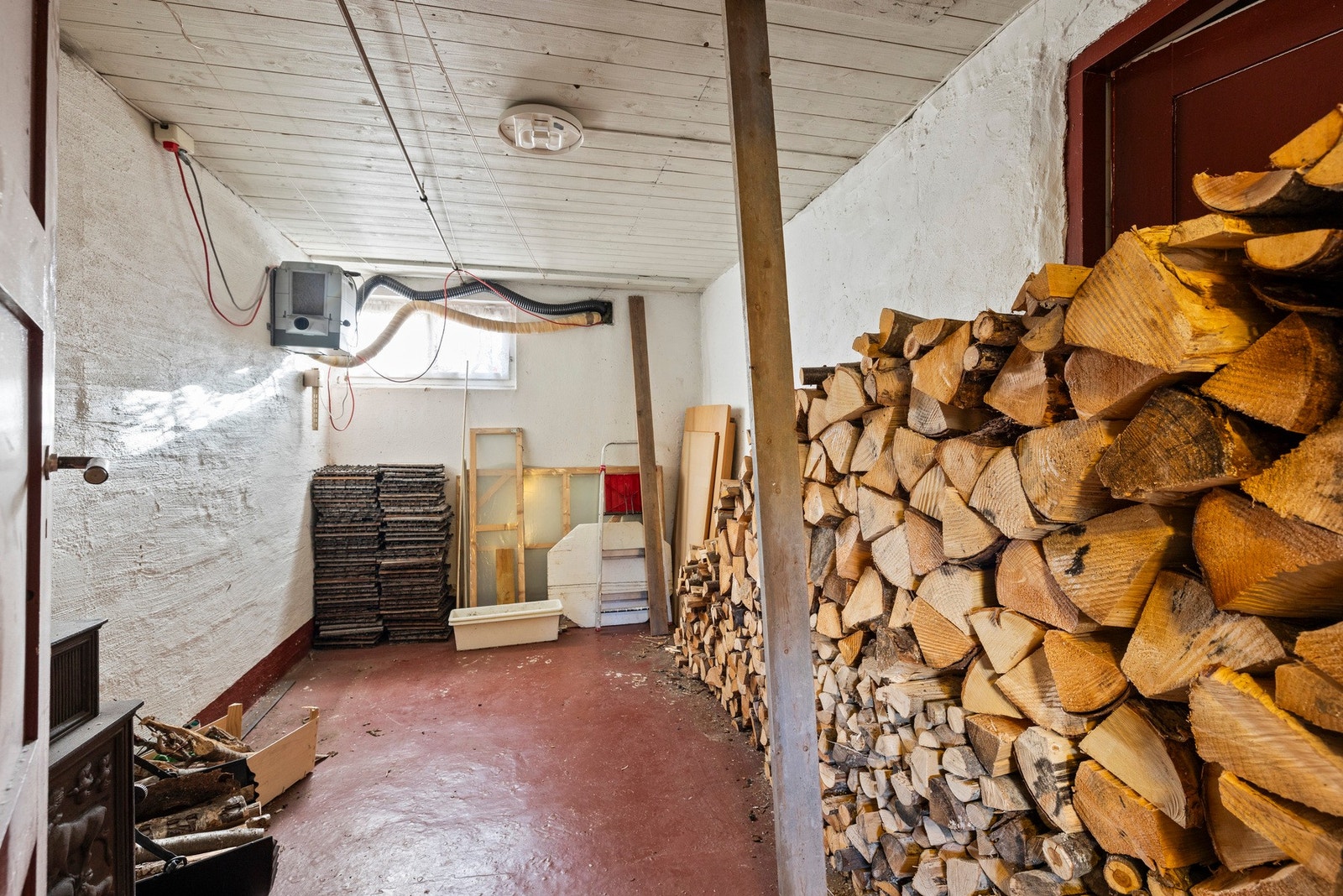 Kjelleren har meget god bodplass Galleribilde