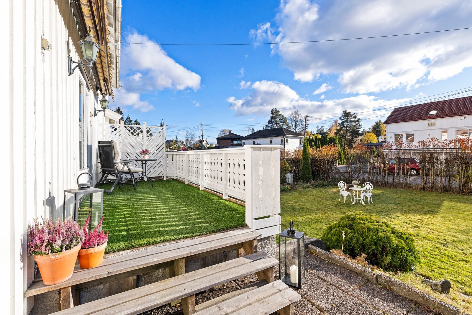 Terrassen har adkomst fra stuen, og blir en naturlig forlengelse av oppholdsrommet på varme dager Galleribilde