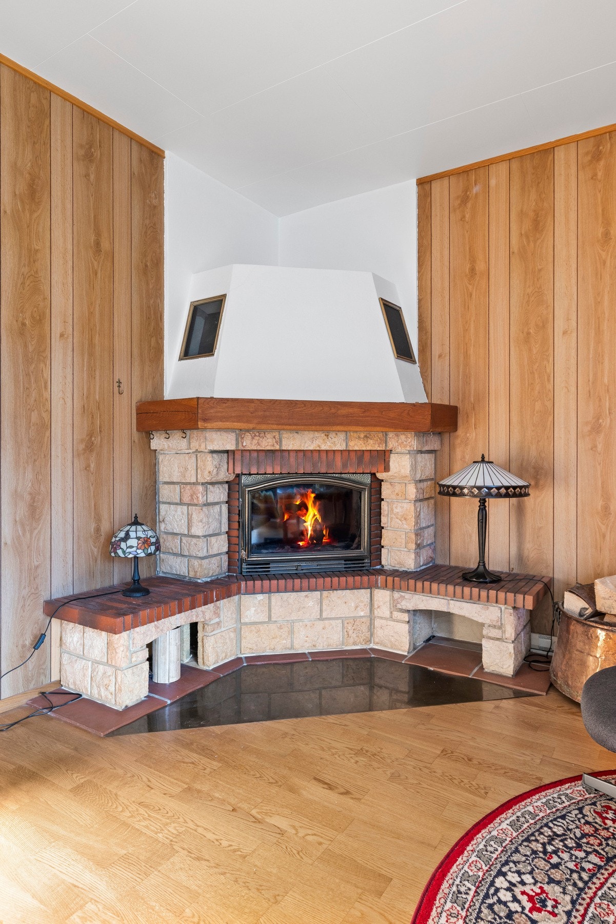 Ildstedet gir en praktisk oppvarmingskilde og skaper en lun atmosfære Galleribilde