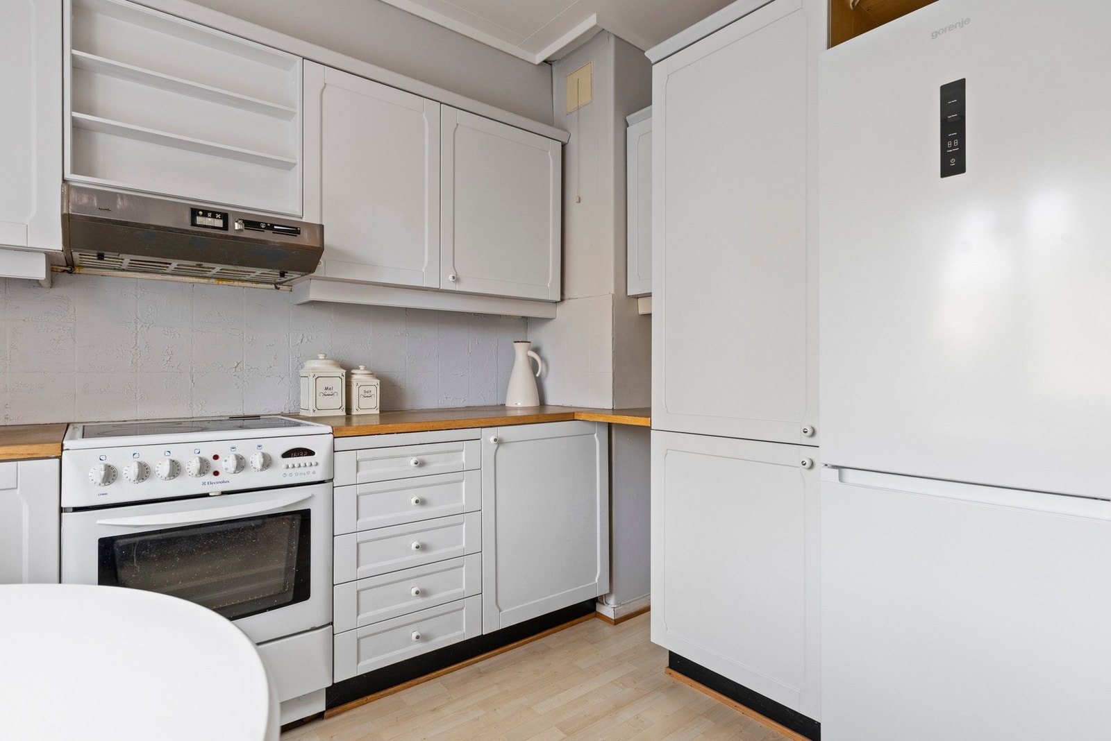 Innredningen har profilerte fronter og en slitesterk benkeplate i laminat Galleribilde