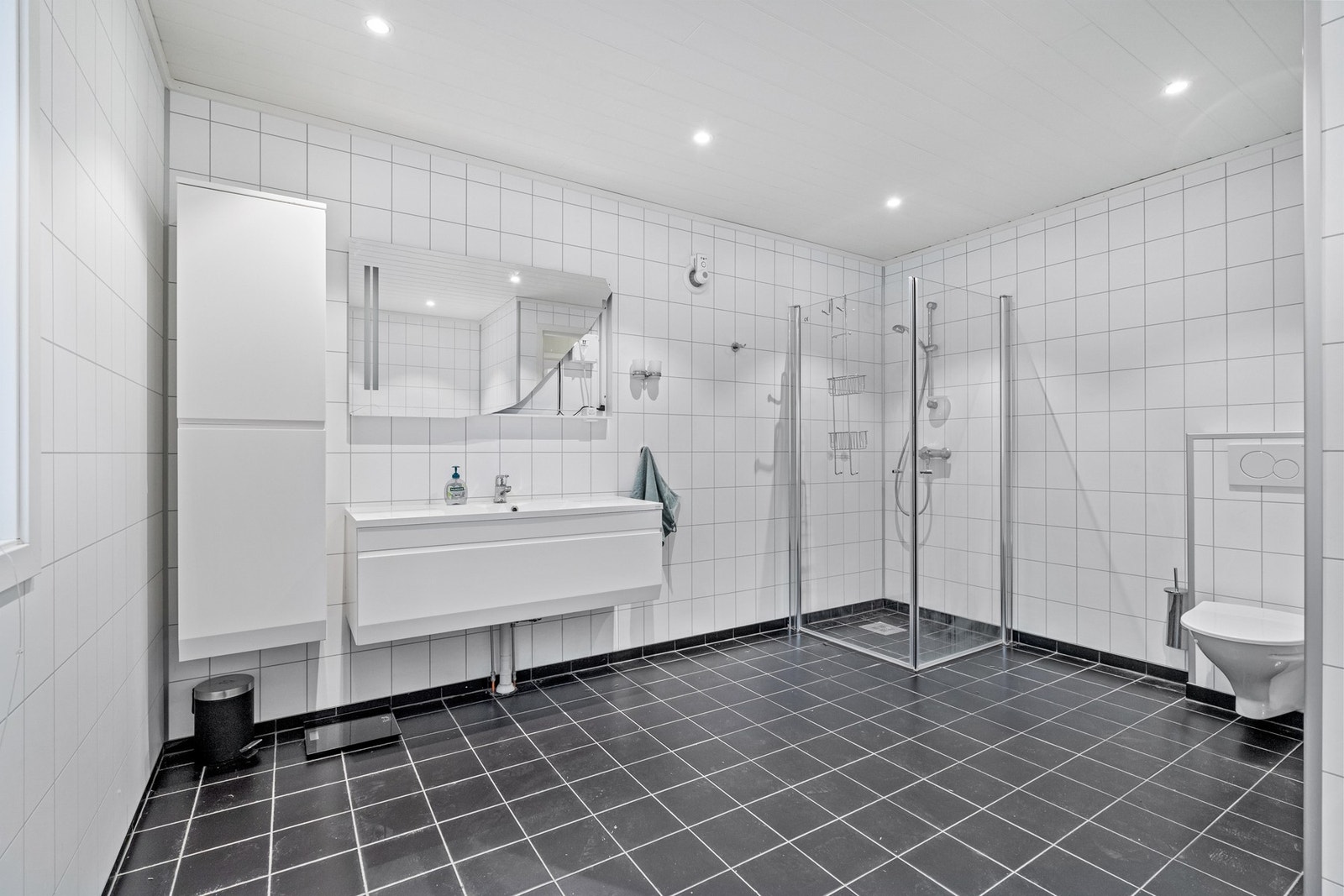 Oppgradert bad fra ca. 2016/2017 med moderne innredning, dusjhjørne med glassvegger og vegghengt toalett Galleribilde