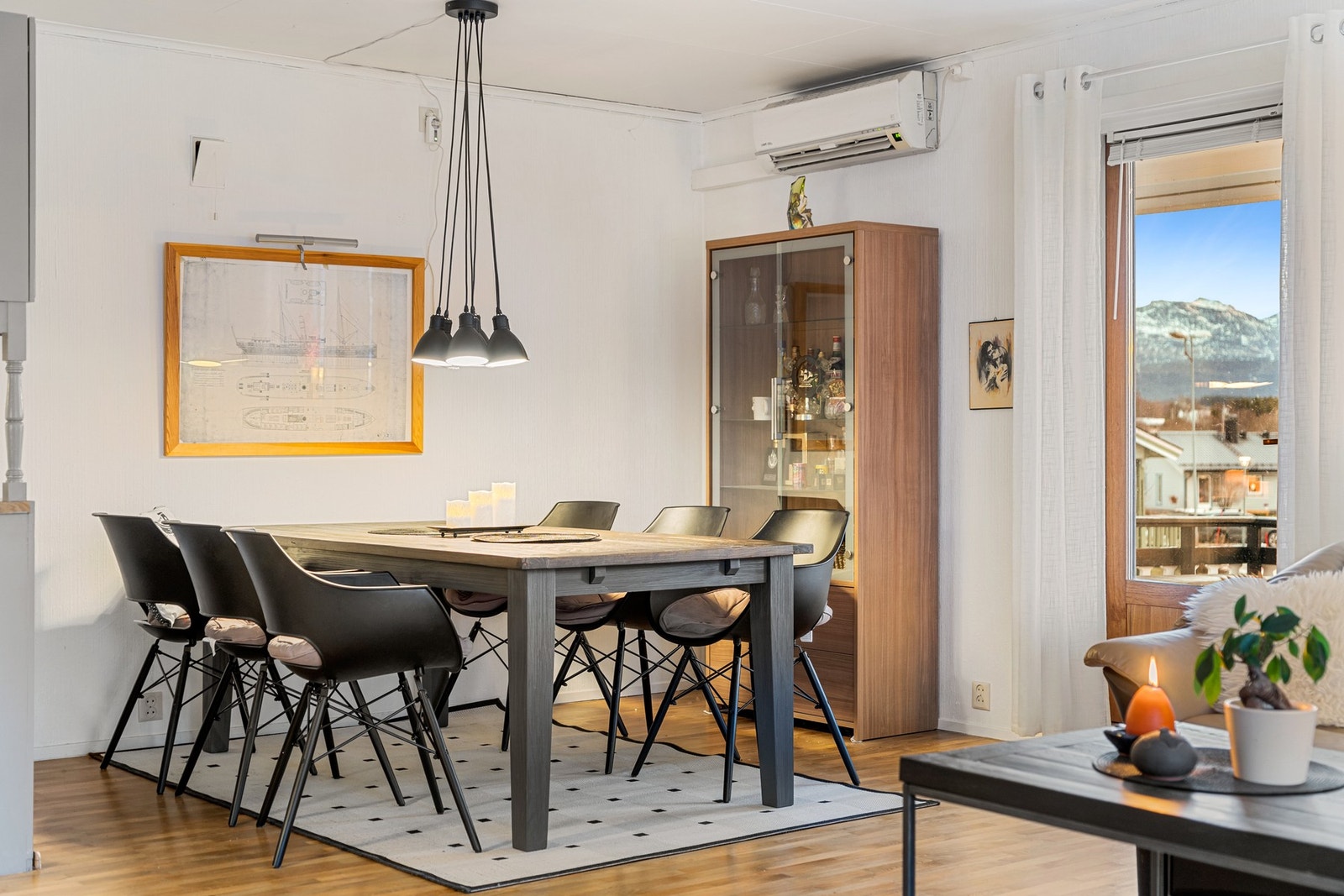 Spisestuplass med nærhet til kjøkkenet Galleribilde