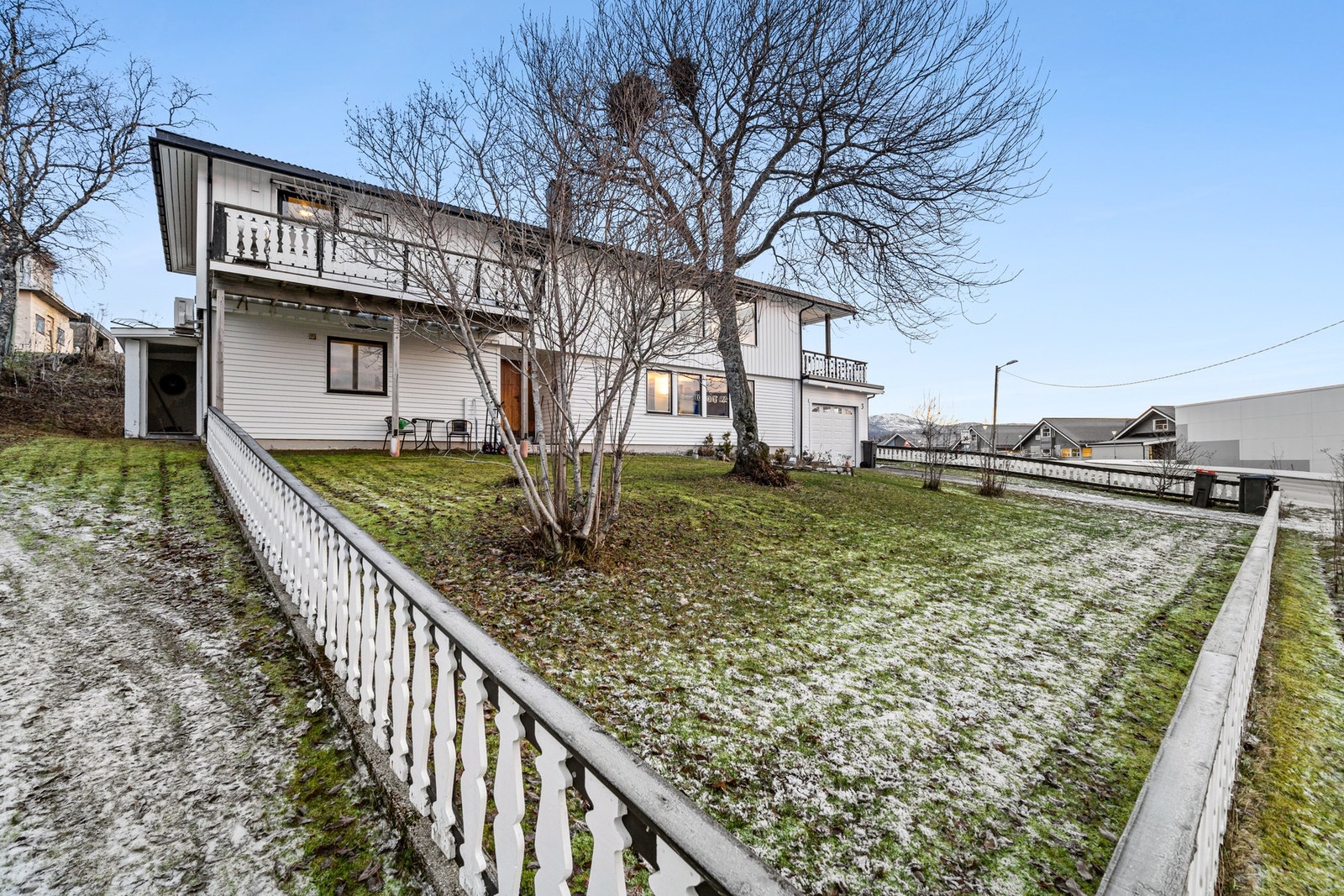 Fasade og tomt på nedsiden Galleribilde