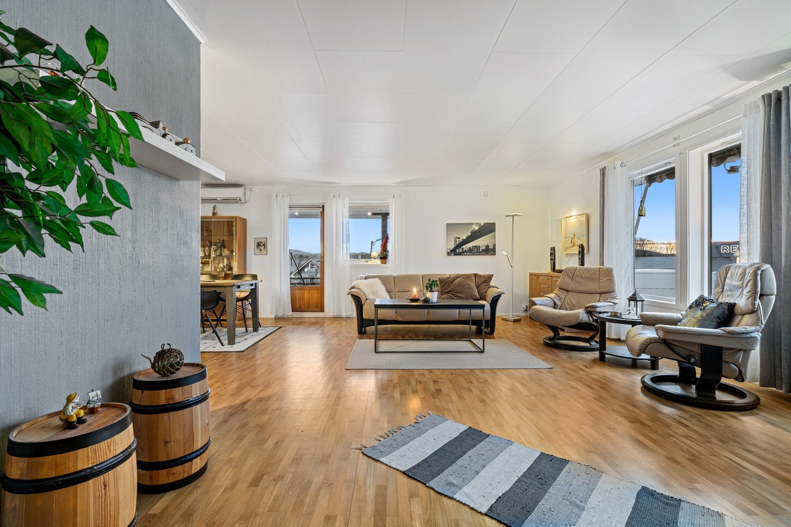 Det er utgang til balkong i fra stua Galleribilde