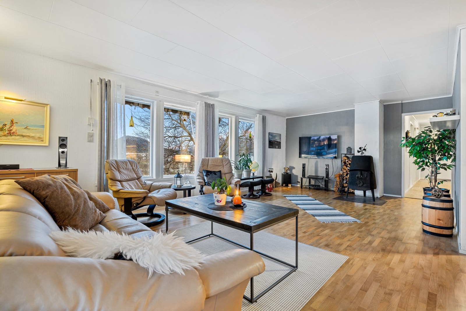 Store vindusflater i stua gir godt med dagslys og utsikt Galleribilde