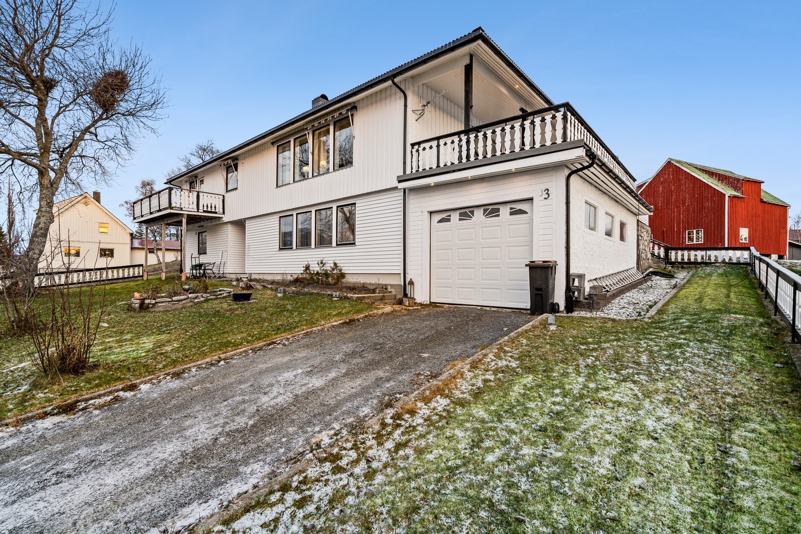 Det er inngang også i underetasjen, samt tilgang til garasje Galleribilde