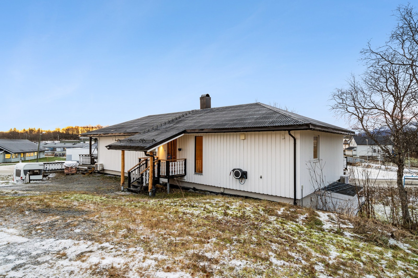 Fasade og tomt på øversiden Galleribilde