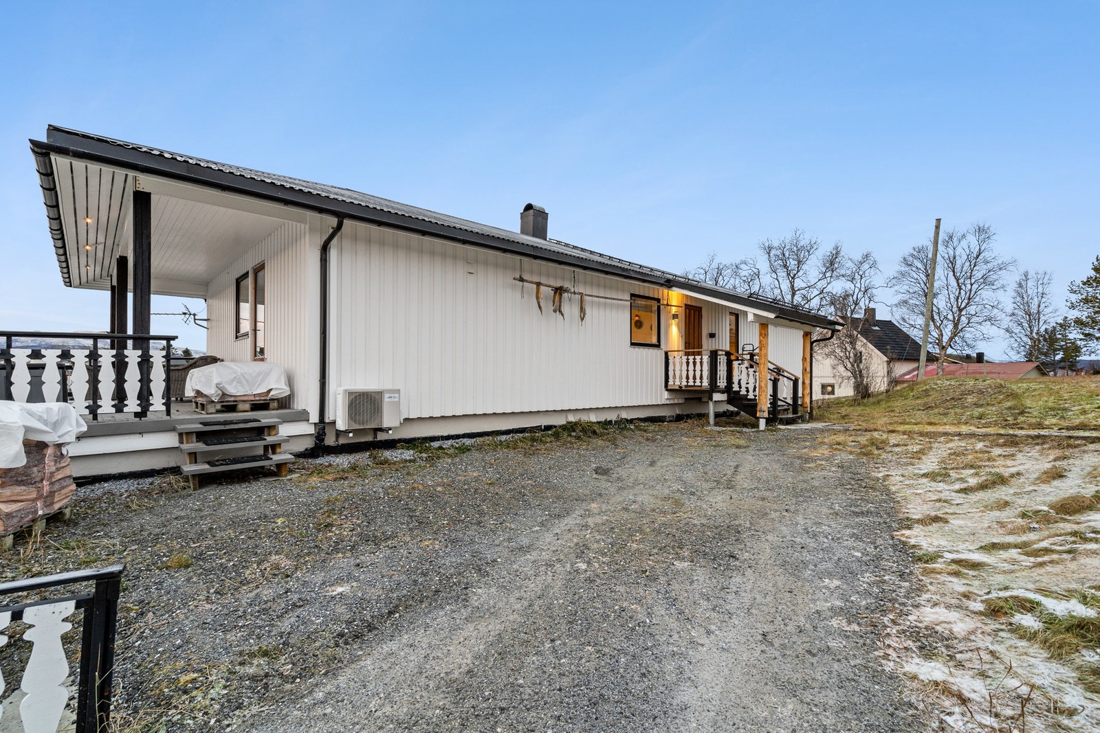 Fasade og tomt på øversiden Galleribilde