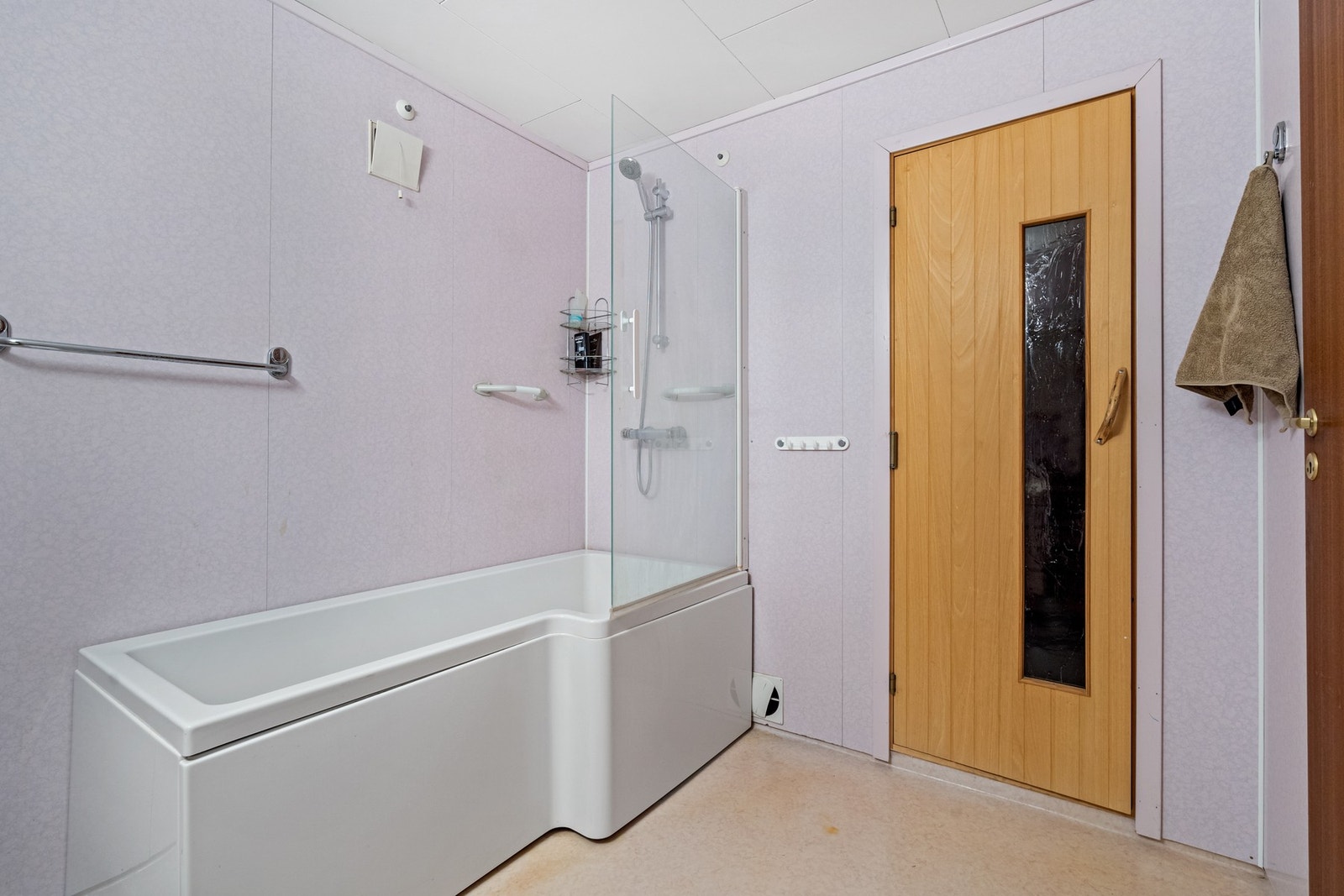 Praktisk med badekar og dusjløsning Galleribilde