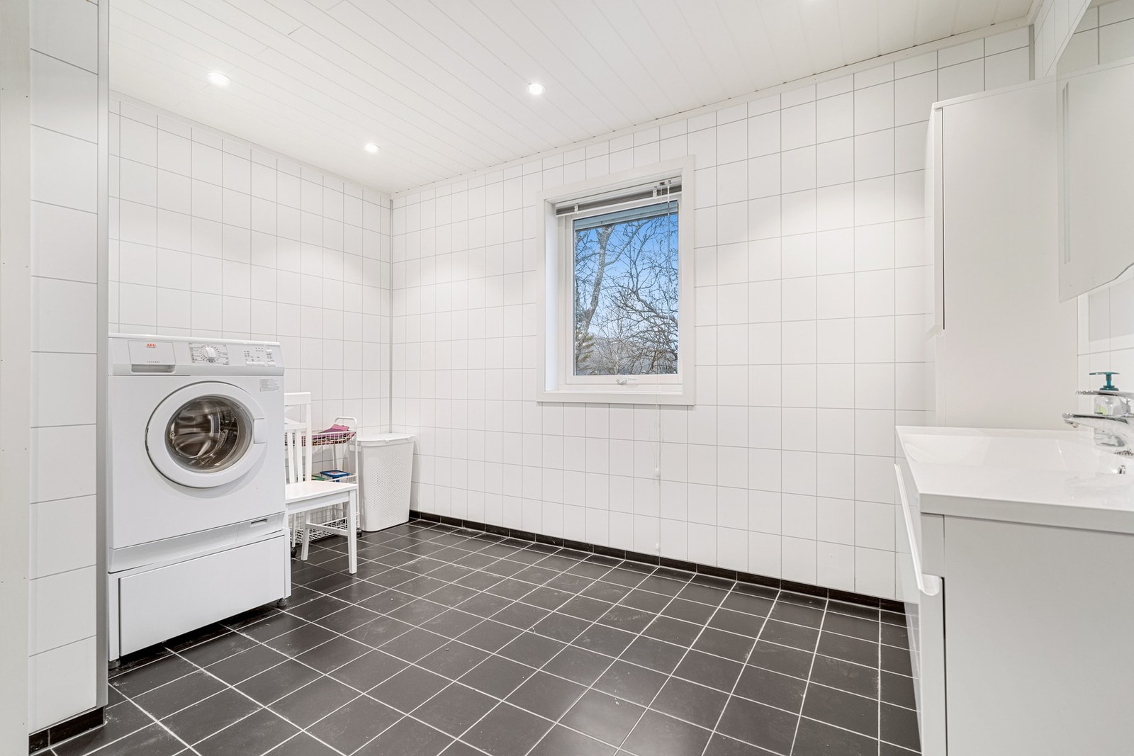 Det er også opplegg for vaskemaskin på badet Galleribilde